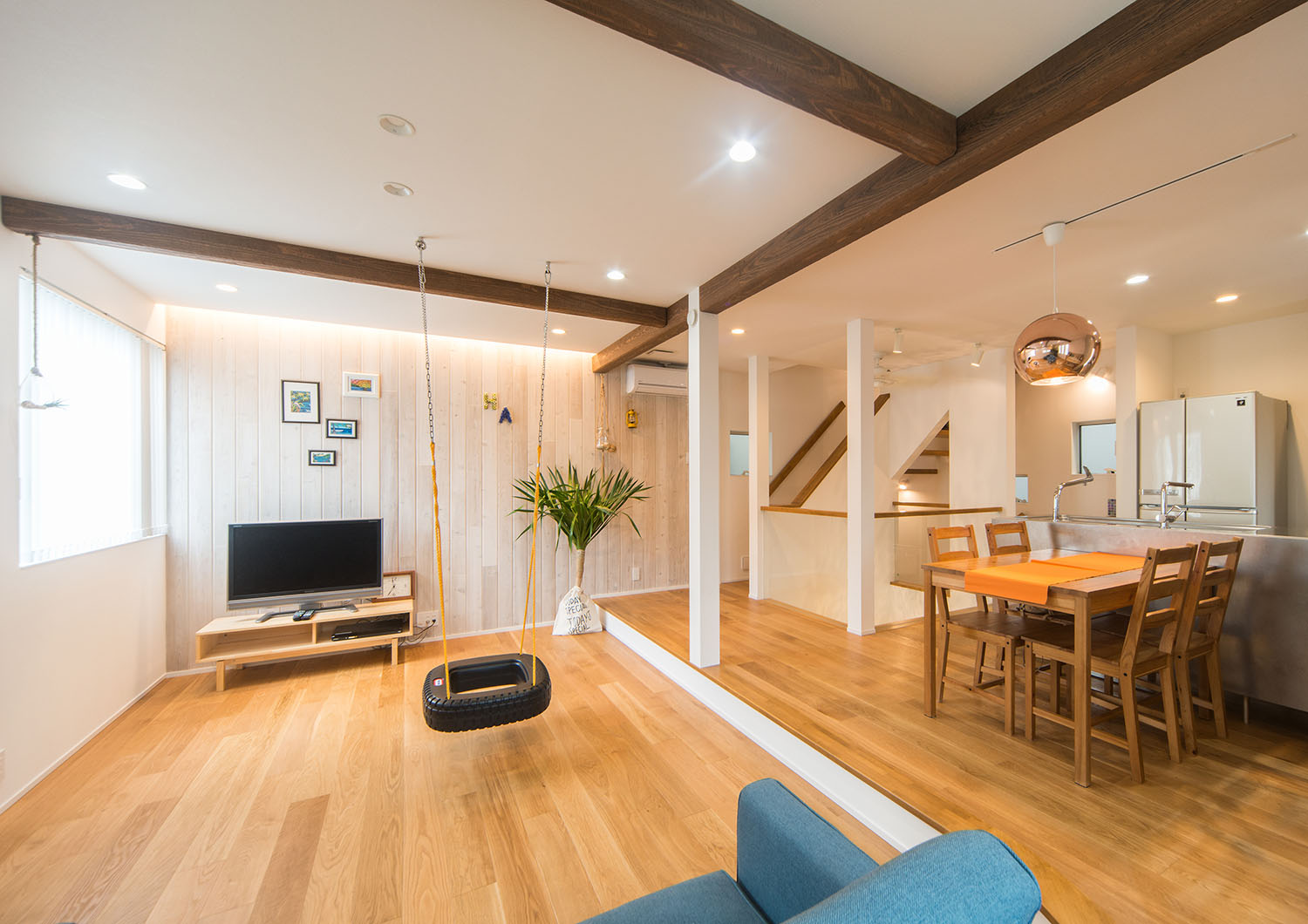 リビングとダイニングの間に段差が付けられているフローリングのLDK・Gardenのある家 注文住宅・デザイン住宅建築実例_『CASE674 Gardenのある家』_LDK