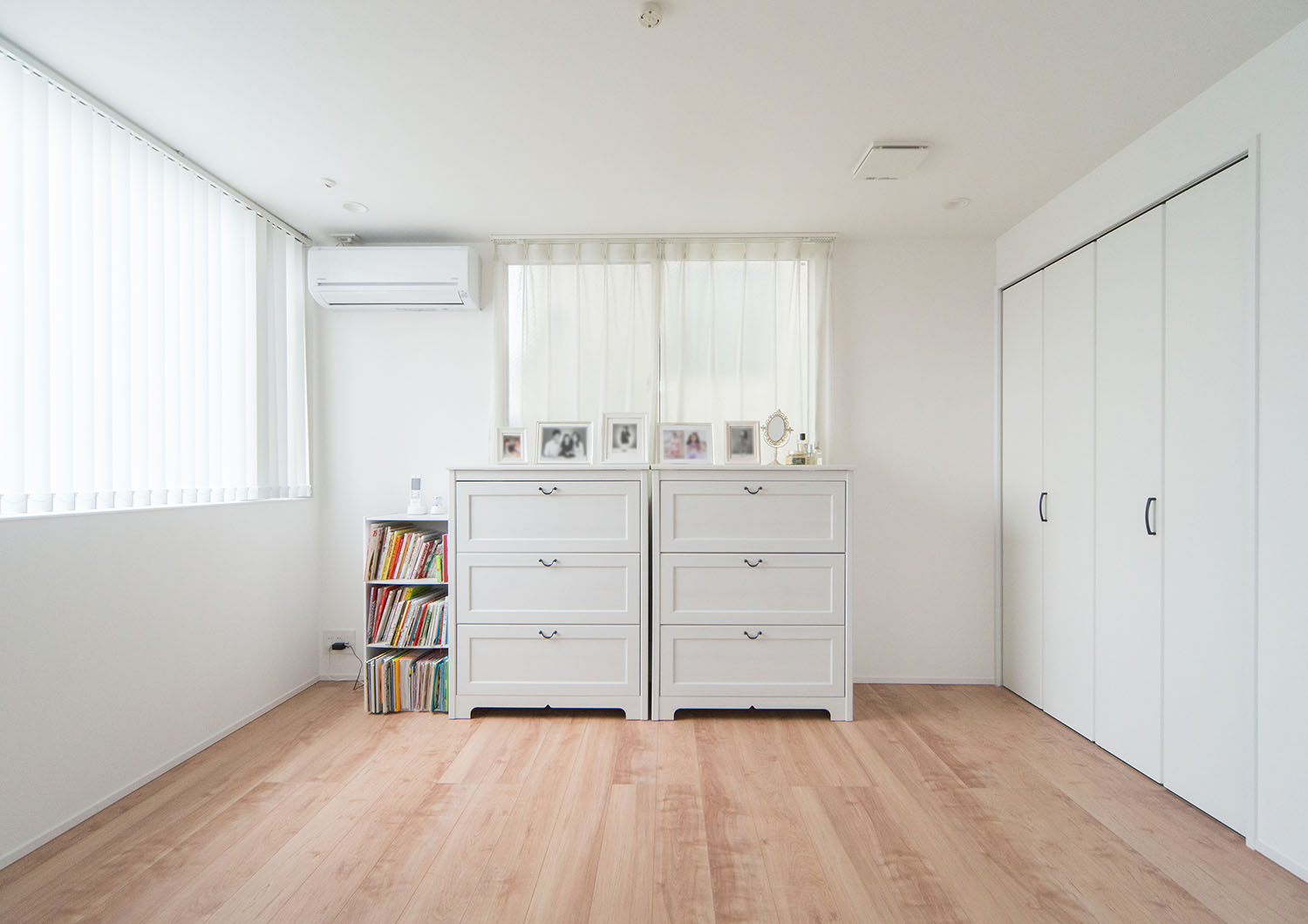 白いクローゼットやタンスがあるフローリングの部屋・デザイン住宅 注文住宅・デザイン住宅建築実例_『CASE674 Gardenのある家』_子供部屋