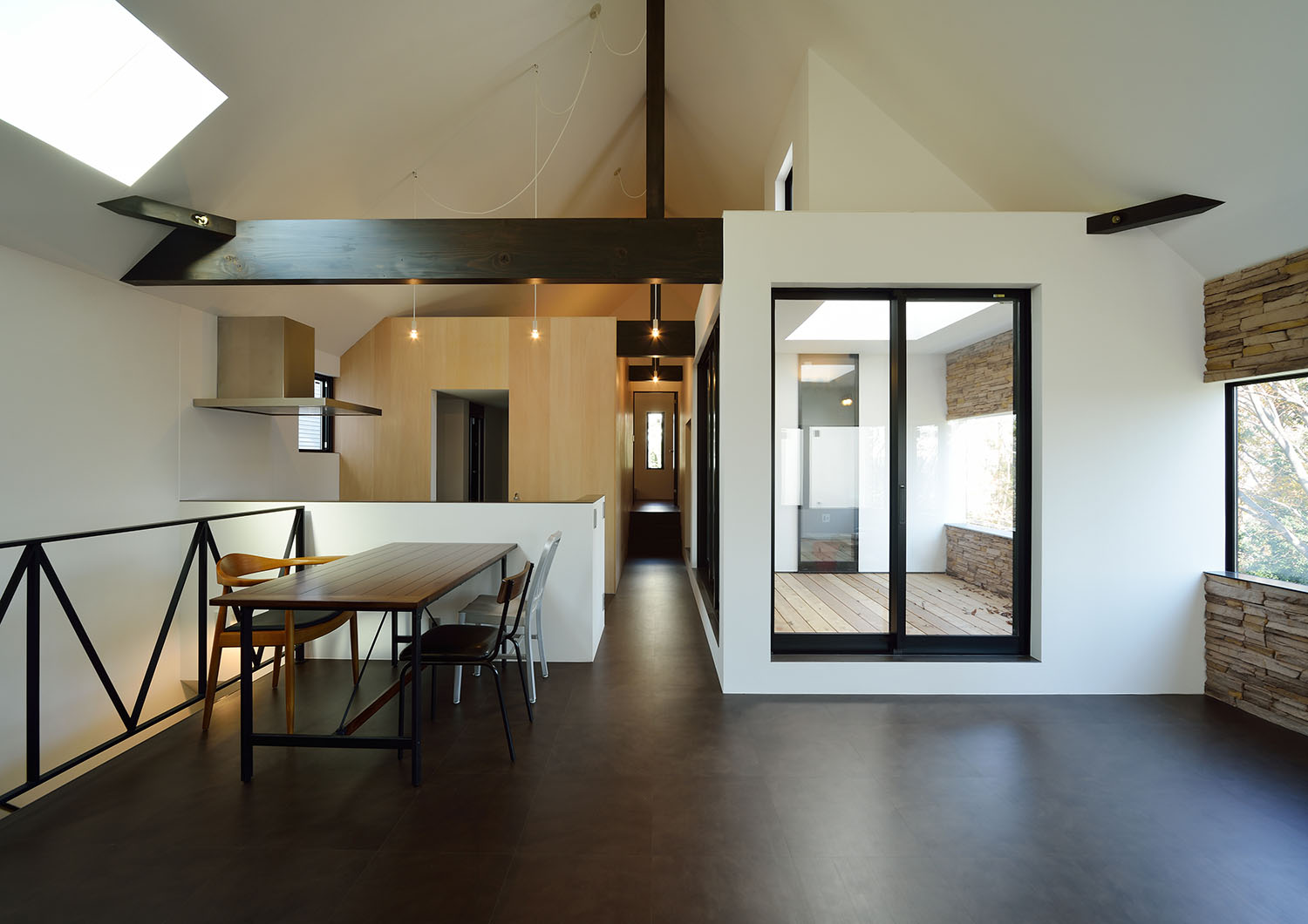 ウッドデッキの中庭がある、高天井のLDK・デザイン住宅 注文住宅・デザイン住宅建築実例_『CASE676 箱を包む小屋裏』_LDK