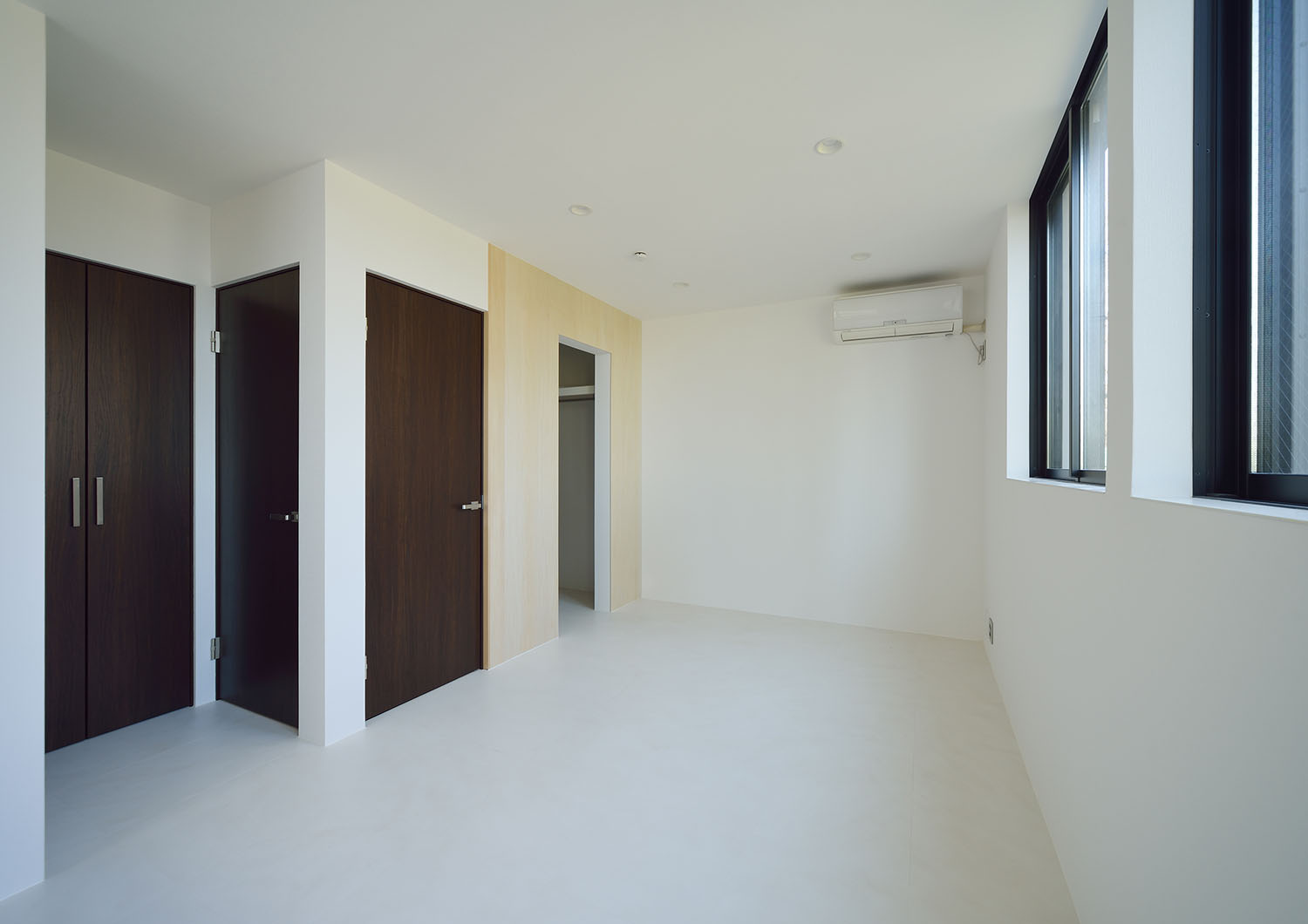 白を基調とし、ダークブラウンの扉が取り付けられた部屋・デザイン住宅 注文住宅・デザイン住宅建築実例_『CASE676 箱を包む小屋裏』_寝室