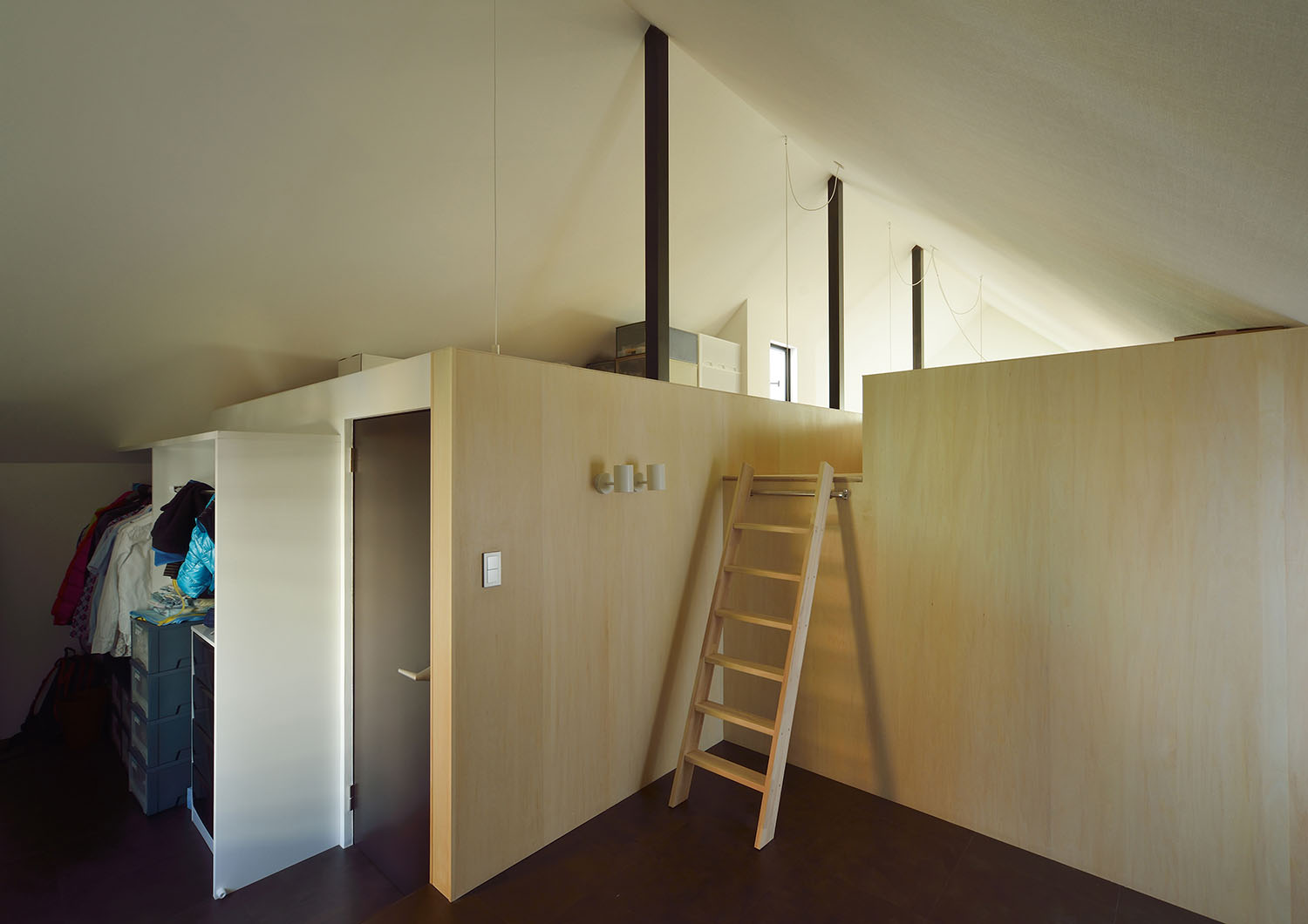梯子をかけることで高天井の部分にのぼることが出来る空間・デザイン住宅 注文住宅・デザイン住宅建築実例_『CASE676 箱を包む小屋裏』_フリースペース