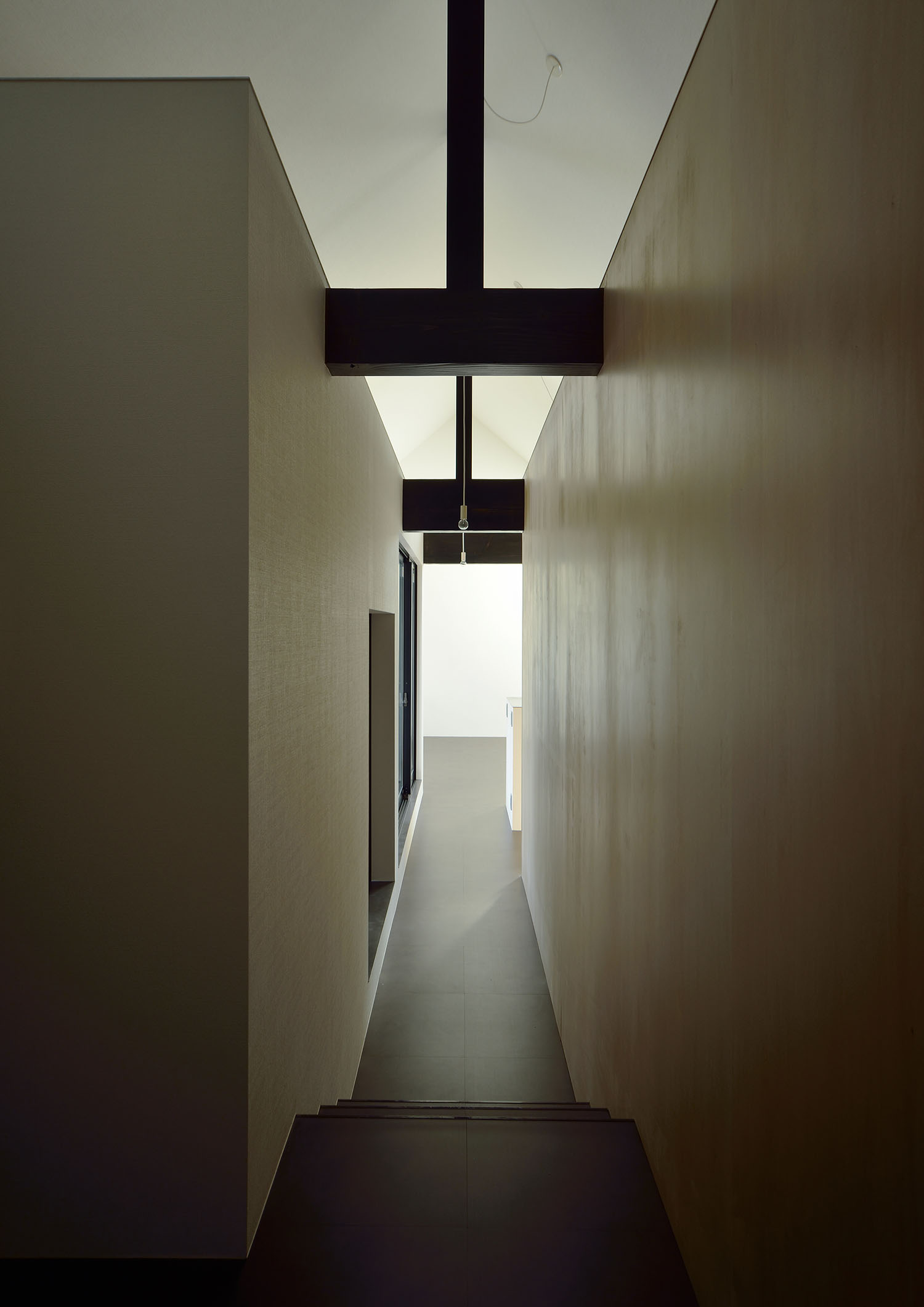 高天井になっている廊下・デザイン住宅 注文住宅・デザイン住宅建築実例_『CASE676 箱を包む小屋裏』_廊下
