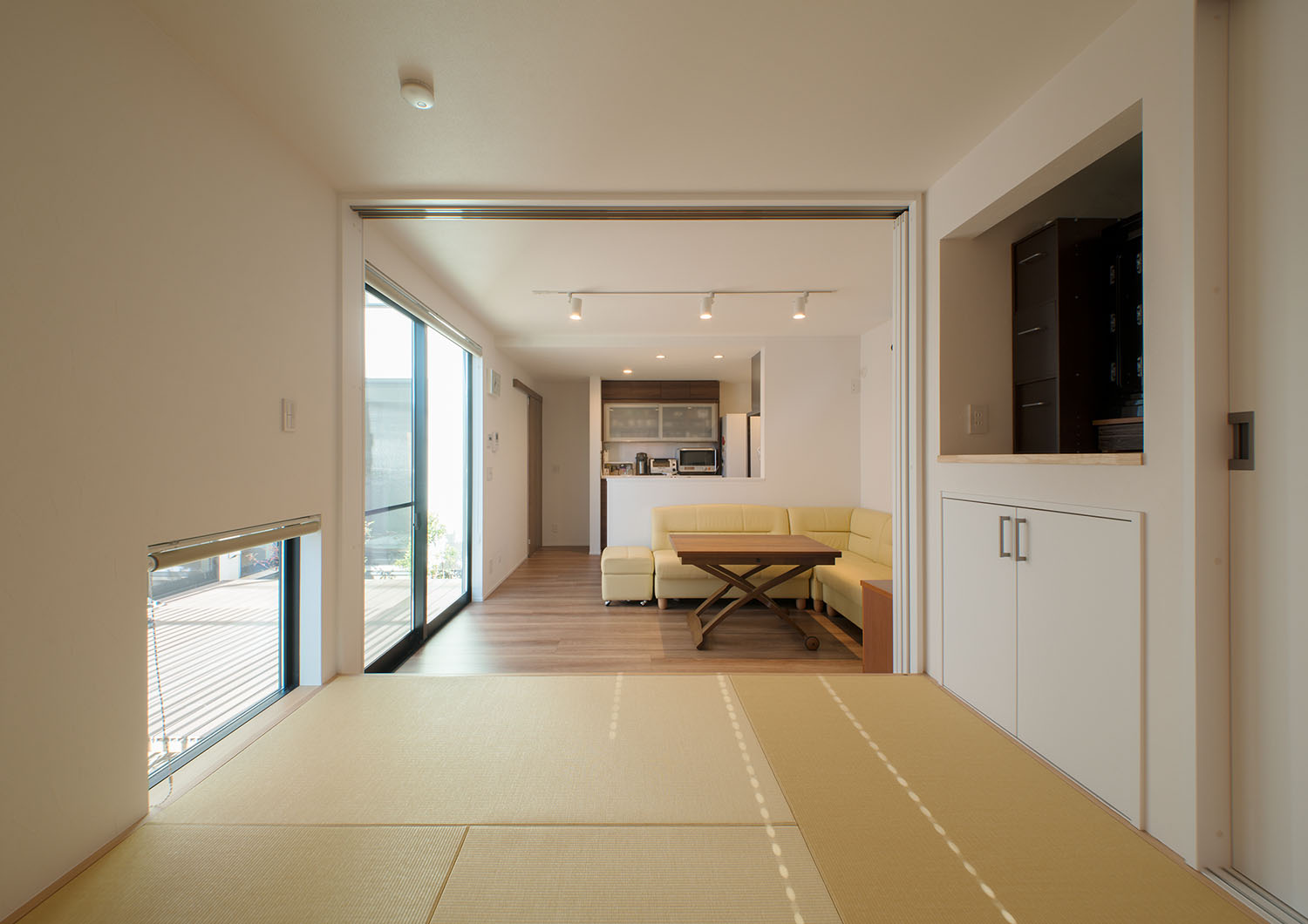 地窓のある和室からLDKを見た様子・デザイン住宅 注文住宅・デザイン住宅建築実例_『CASE677 中庭が繋ぐ家族の気配』_LDK