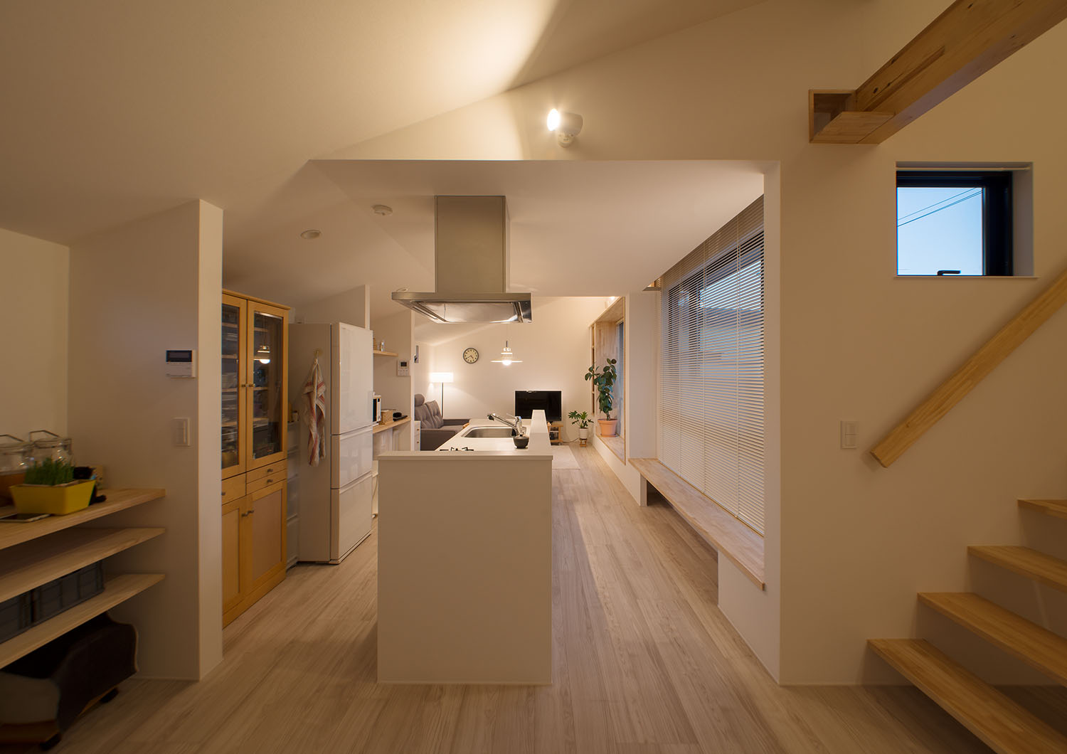 スポットライトによって照らされるLDK・デザイン住宅 注文住宅・デザイン住宅建築実例_『CASE677 中庭が繋ぐ家族の気配』_LDK