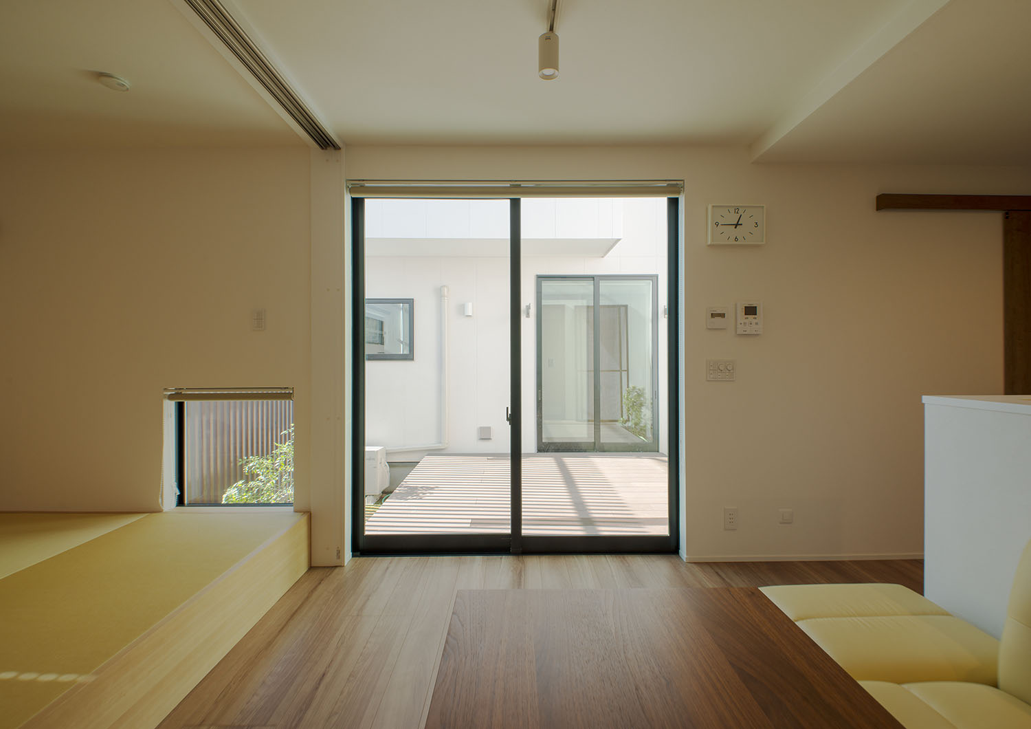 ウッドデッキの中庭とフラットに繋がるLDK・デザイン住宅 注文住宅・デザイン住宅建築実例_『CASE677 中庭が繋ぐ家族の気配』_LDK