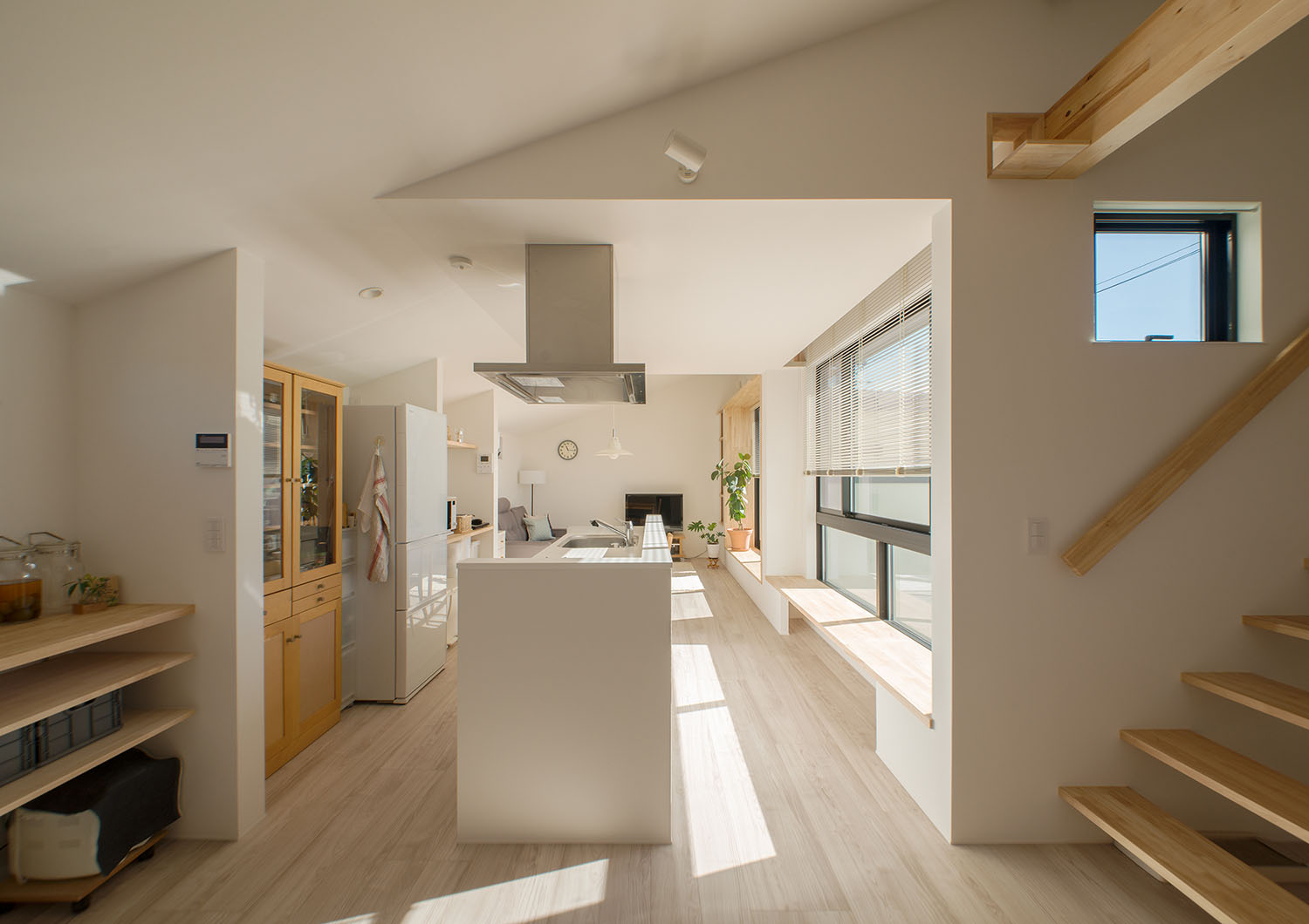 白いアイランドキッチンがあるLDK・デザイン住宅 注文住宅・デザイン住宅建築実例_『CASE677 中庭が繋ぐ家族の気配』_LDK