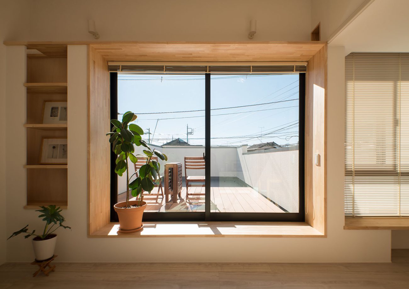 ウッドデッキのバルコニーへと繋がる大きな窓があるLDK・デザイン住宅 注文住宅・デザイン住宅建築実例_『CASE677 中庭が繋ぐ家族の気配』_LDK