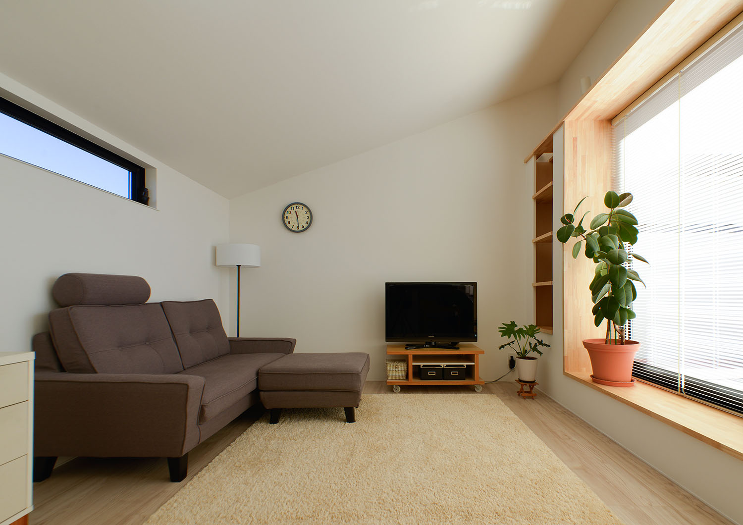 グレーのソファーの正面に窓があるLDK・デザイン住宅 注文住宅・デザイン住宅建築実例_『CASE677 中庭が繋ぐ家族の気配』_LDK