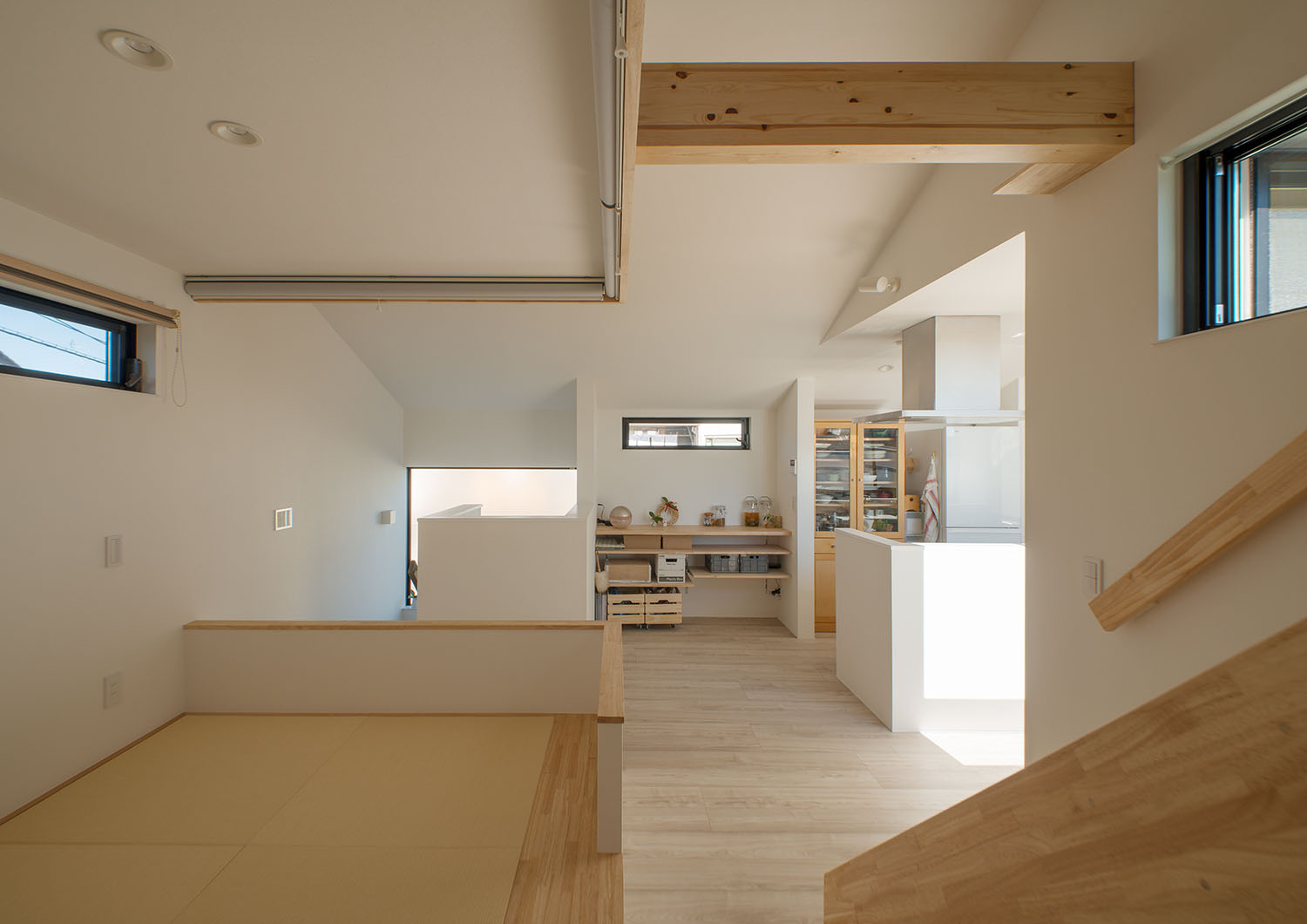 和室の奥に壁付けの棚がある収納スペースが見える様子・デザイン住宅 注文住宅・デザイン住宅建築実例_『CASE677 中庭が繋ぐ家族の気配』_和室