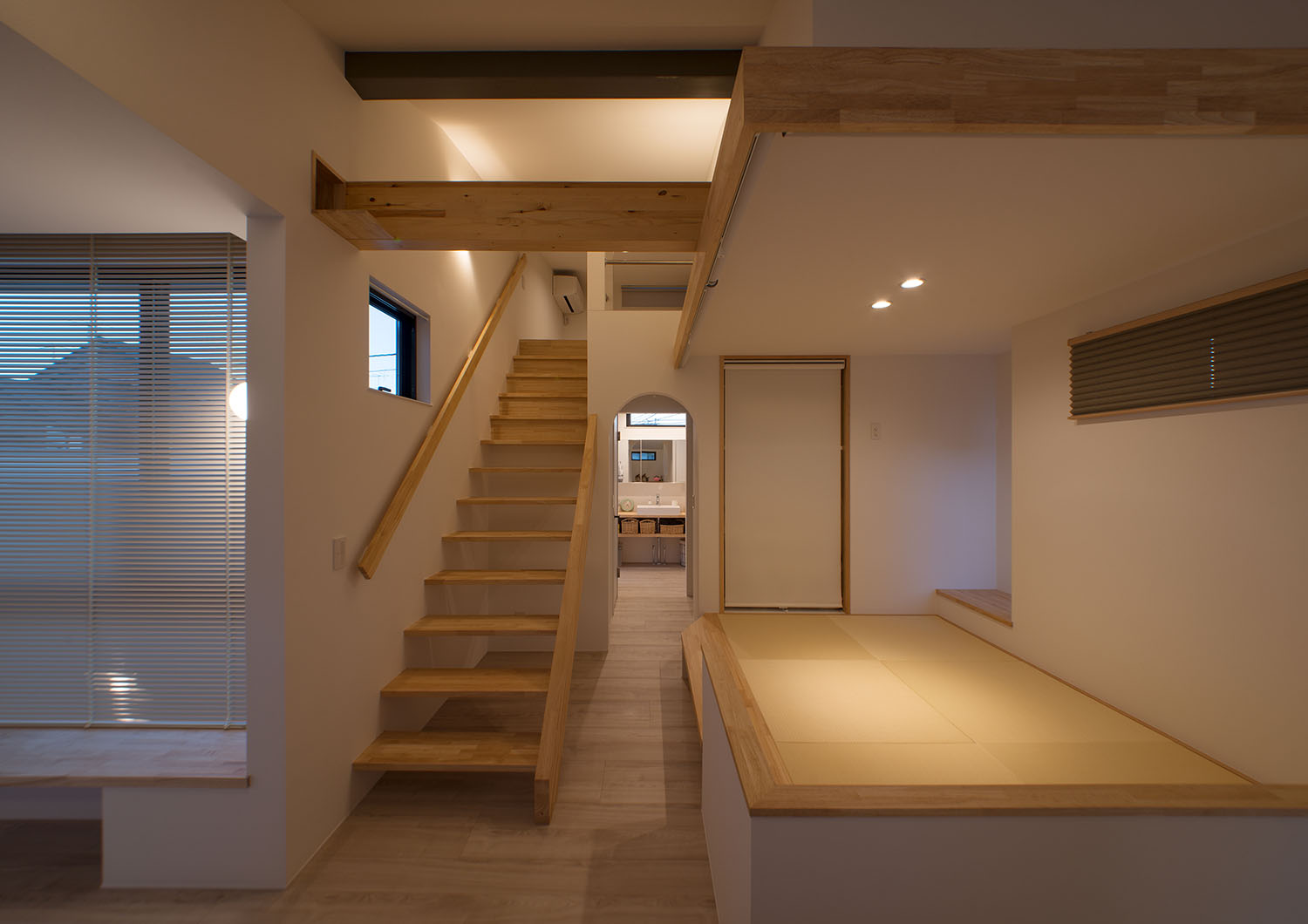 ダウンライトによって照らされる和室・デザイン住宅 注文住宅・デザイン住宅建築実例_『CASE677 中庭が繋ぐ家族の気配』_和室