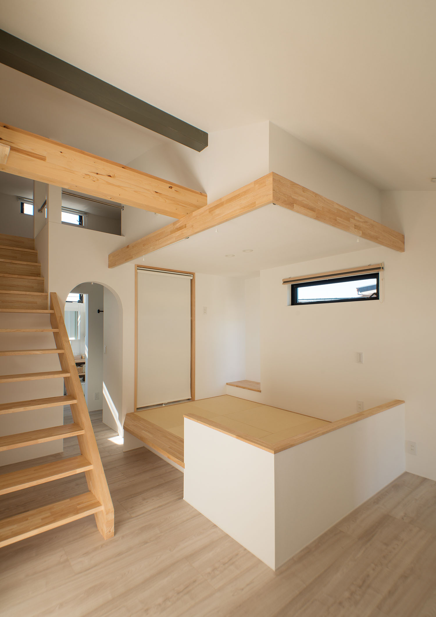 一部囲いが付けられた小上がりのような和室・デザイン住宅 注文住宅・デザイン住宅建築実例_『CASE677 中庭が繋ぐ家族の気配』_和室