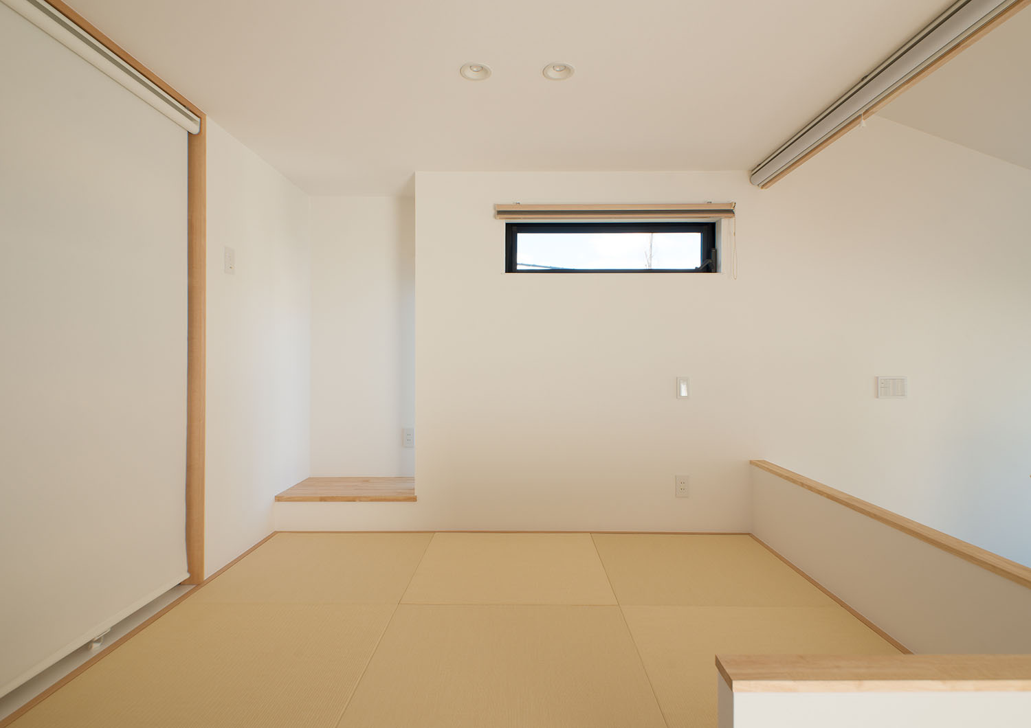 スリット窓があり、周囲にロールスクリーンがある和室・デザイン住宅 注文住宅・デザイン住宅建築実例_『CASE677 中庭が繋ぐ家族の気配』_和室