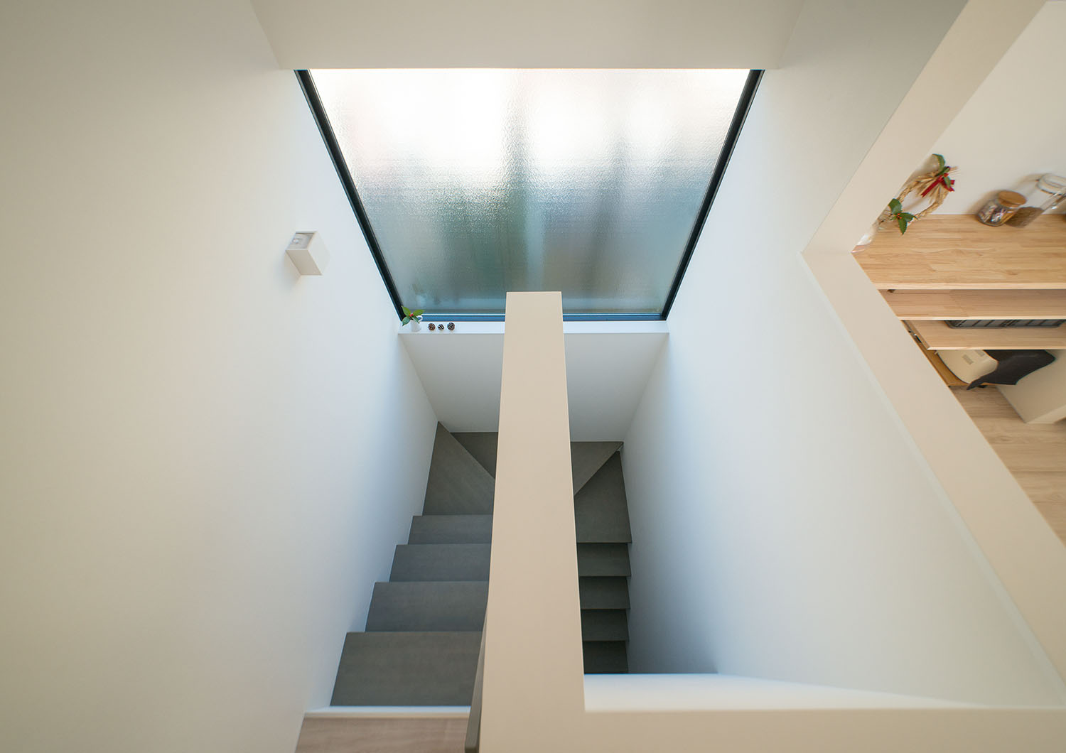 グレーの回り階段を上から見た様子・デザイン住宅 注文住宅・デザイン住宅建築実例_『CASE677 中庭が繋ぐ家族の気配』_階段