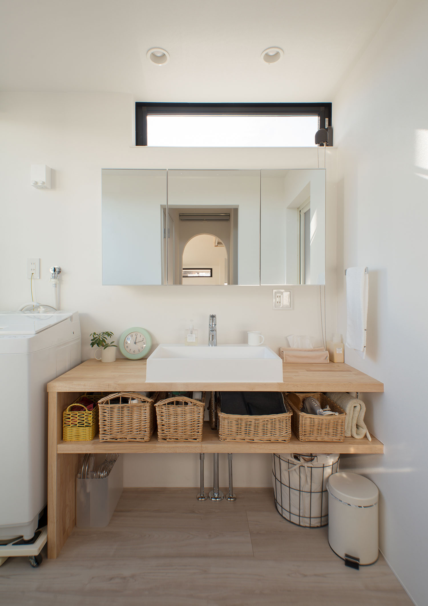 収納付きの木の洗面台を設けた、スリット窓のある洗面所・デザイン住宅 注文住宅・デザイン住宅建築実例_『CASE677 中庭が繋ぐ家族の気配』_浴室・洗面所