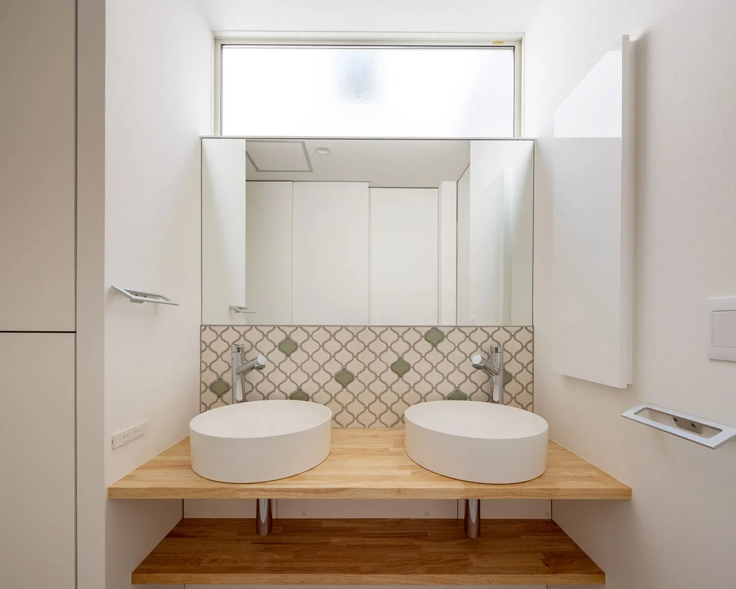 明るい気分になれる造作洗面台