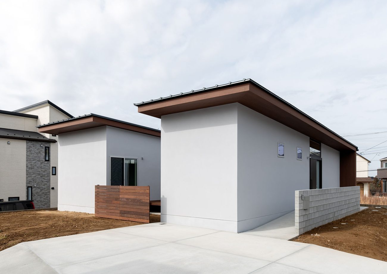 白い外壁に木材がアクセントとなっている平屋住宅・デザイン住宅 注文住宅・デザイン住宅建築実例_『CASE680  寛か(くつろか)な平屋』_外観