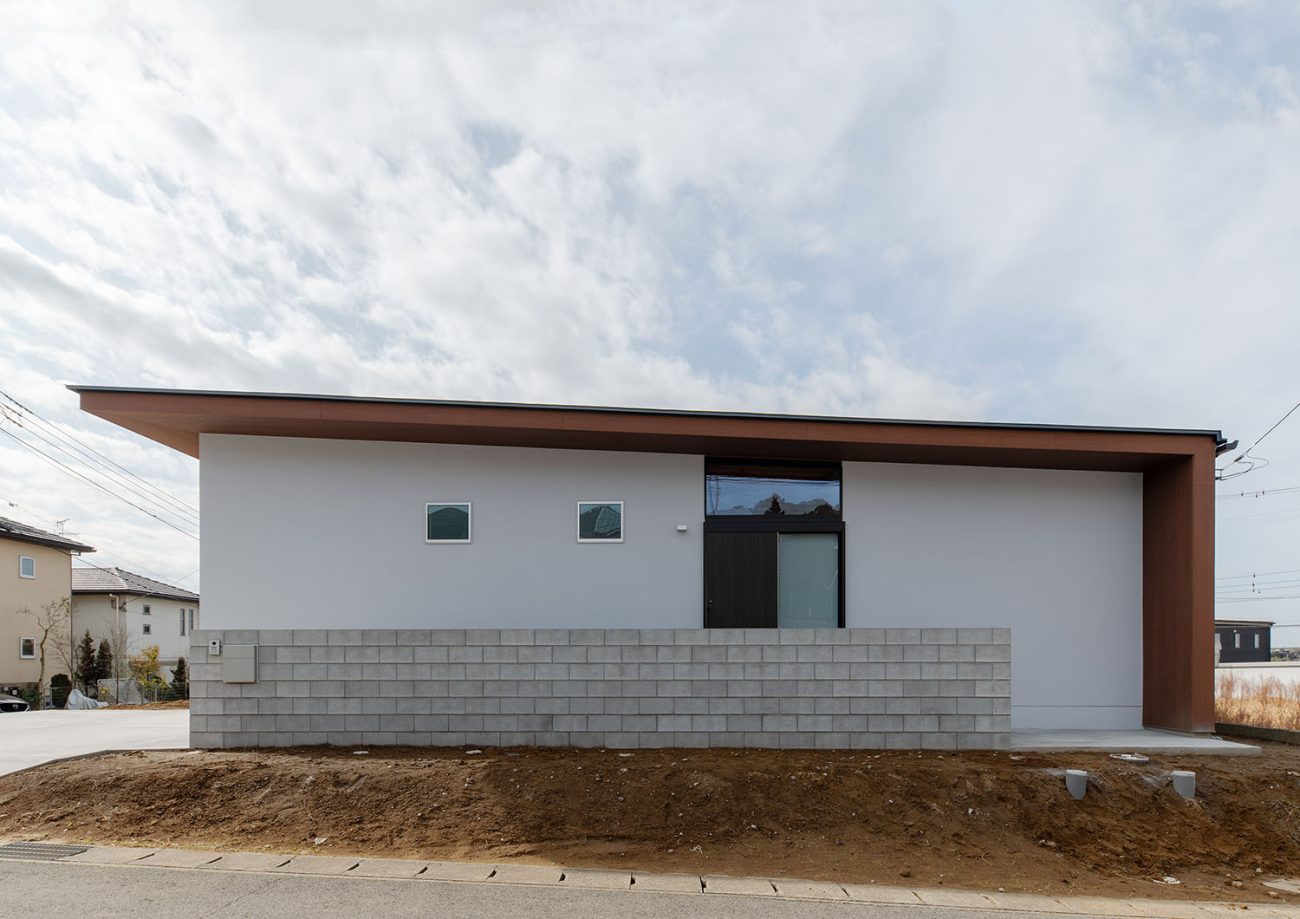 木の軒天井となっているシンプルな平屋の外観・デザイン住宅 注文住宅・デザイン住宅建築実例_『CASE680  寛か(くつろか)な平屋』_外観