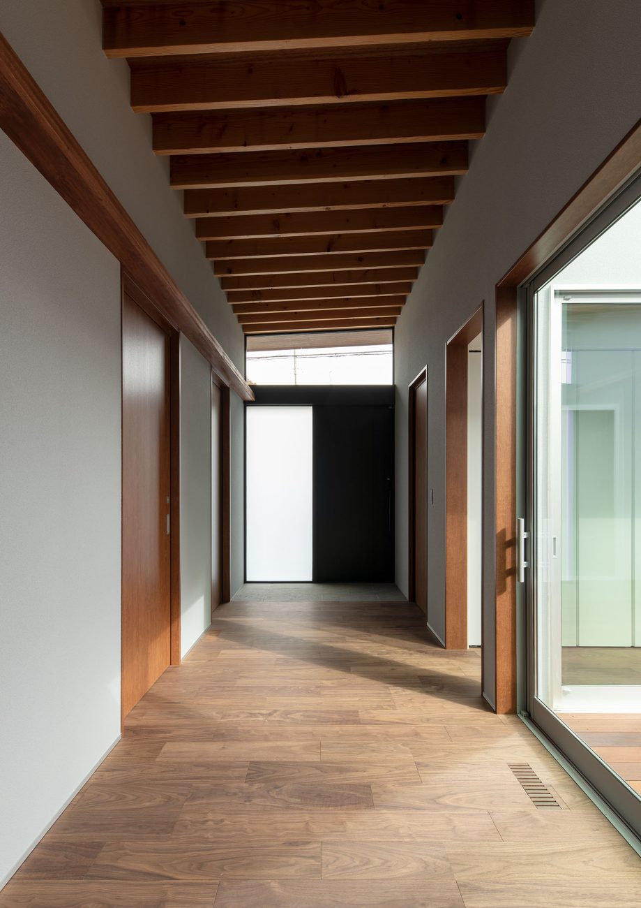 フローリングで梁見せ天井になっている、窓に面した廊下・デザイン住宅 注文住宅・デザイン住宅建築実例_『CASE680  寛か(くつろか)な平屋』_玄関
