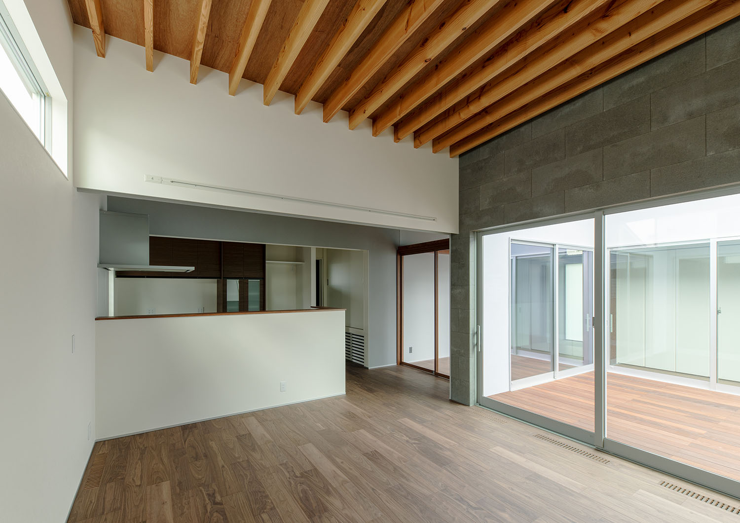 中庭の様子が見える梁見せ天井のLDK・デザイン住宅 注文住宅・デザイン住宅建築実例_『CASE680 寛か(くつろか)な平屋』_LDK