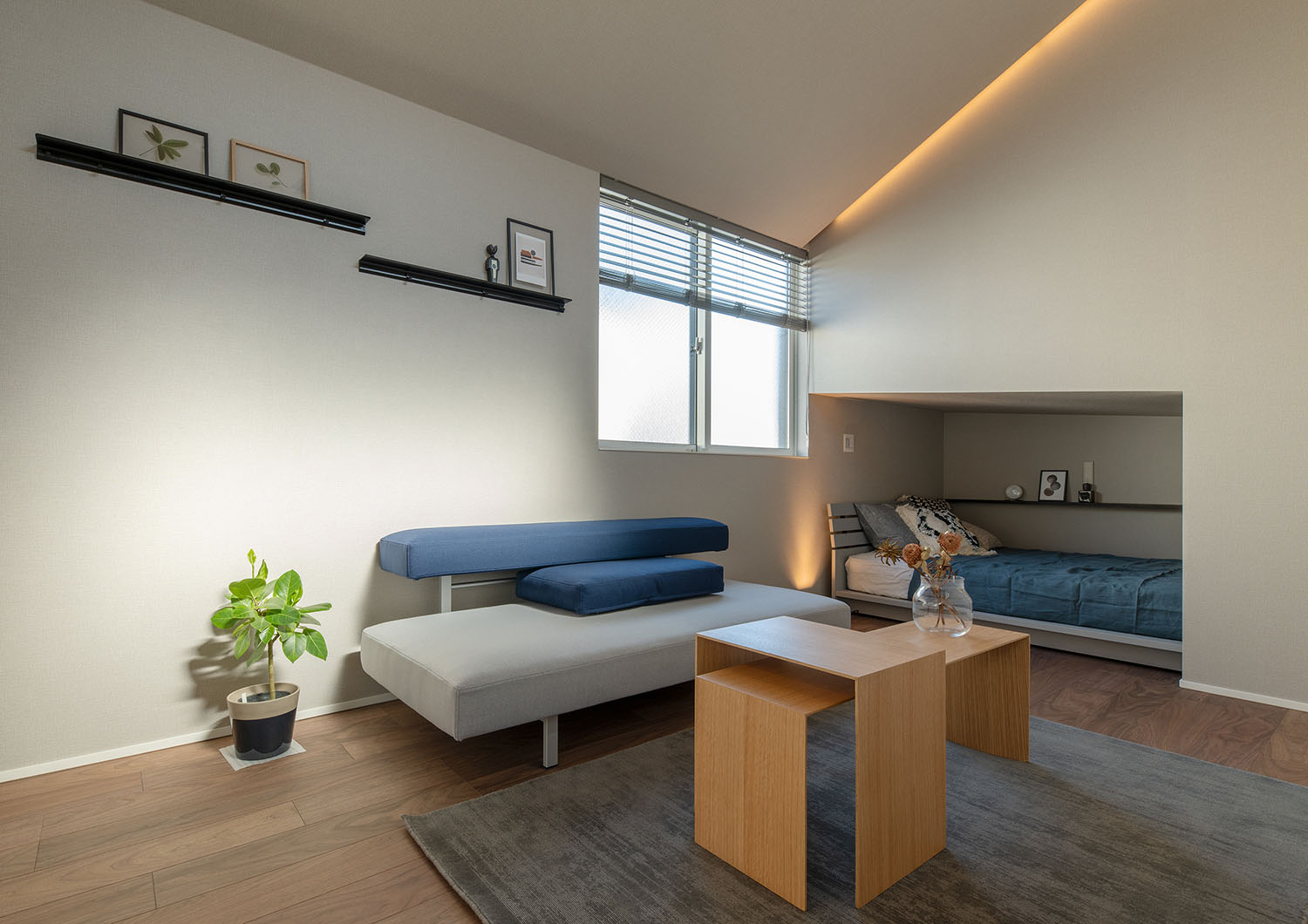 白を基調とした中に、個性的な形のソファーやテーブルが置かれているLDK・賃貸併用住宅 注文住宅・デザイン住宅建築実例_『CASE681  penche'　「パンシェ」の家』_LDK