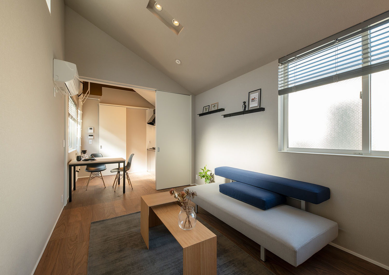 リビングとダイニングが引き戸で仕切られている部屋・賃貸併用住宅 注文住宅・デザイン住宅建築実例_『CASE681  penche'　「パンシェ」の家』_LDK