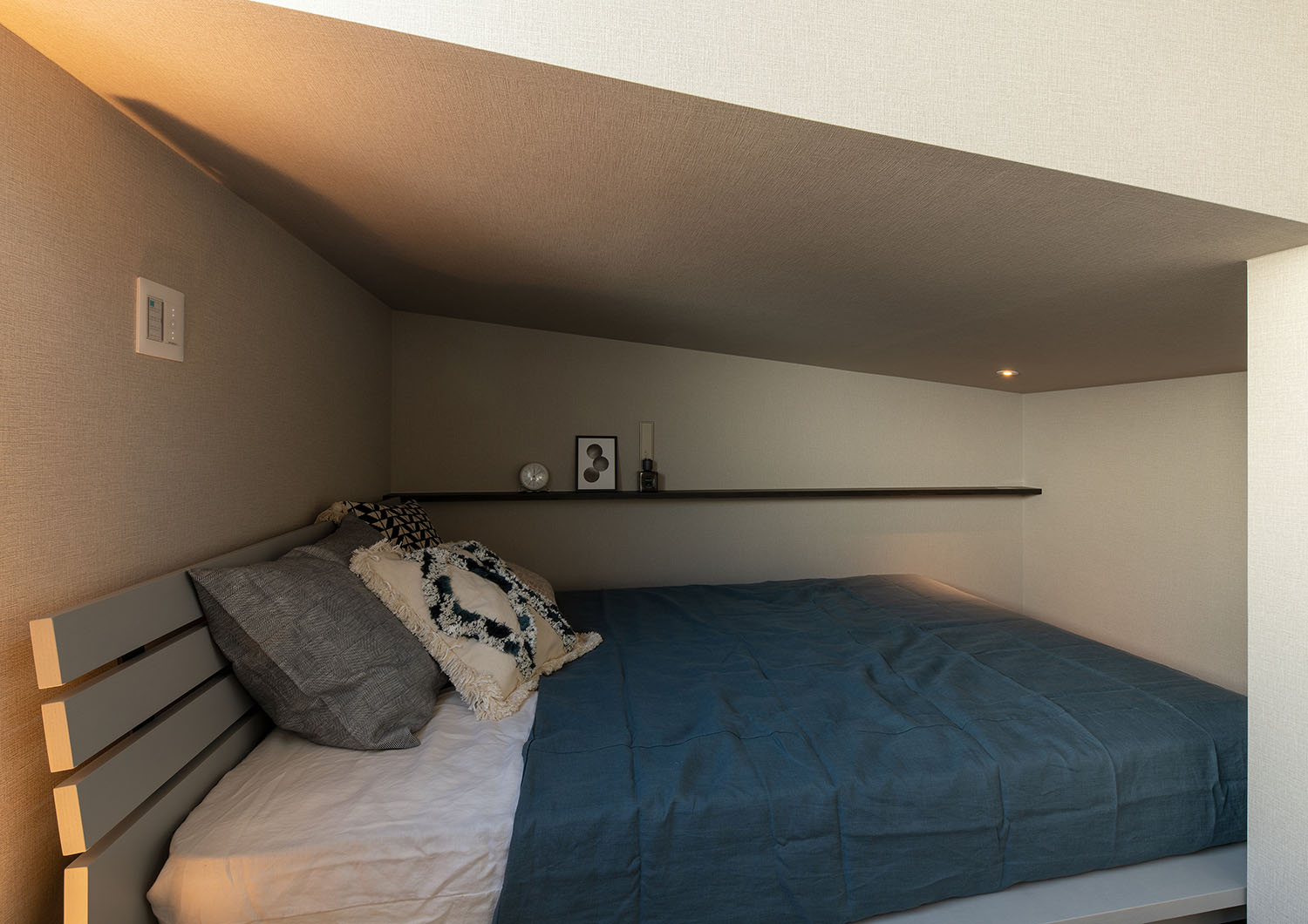 壁を切り取るようにして作られたベッドルーム・賃貸併用住宅 注文住宅・デザイン住宅建築実例_『CASE681  penche'　「パンシェ」の家』_寝室