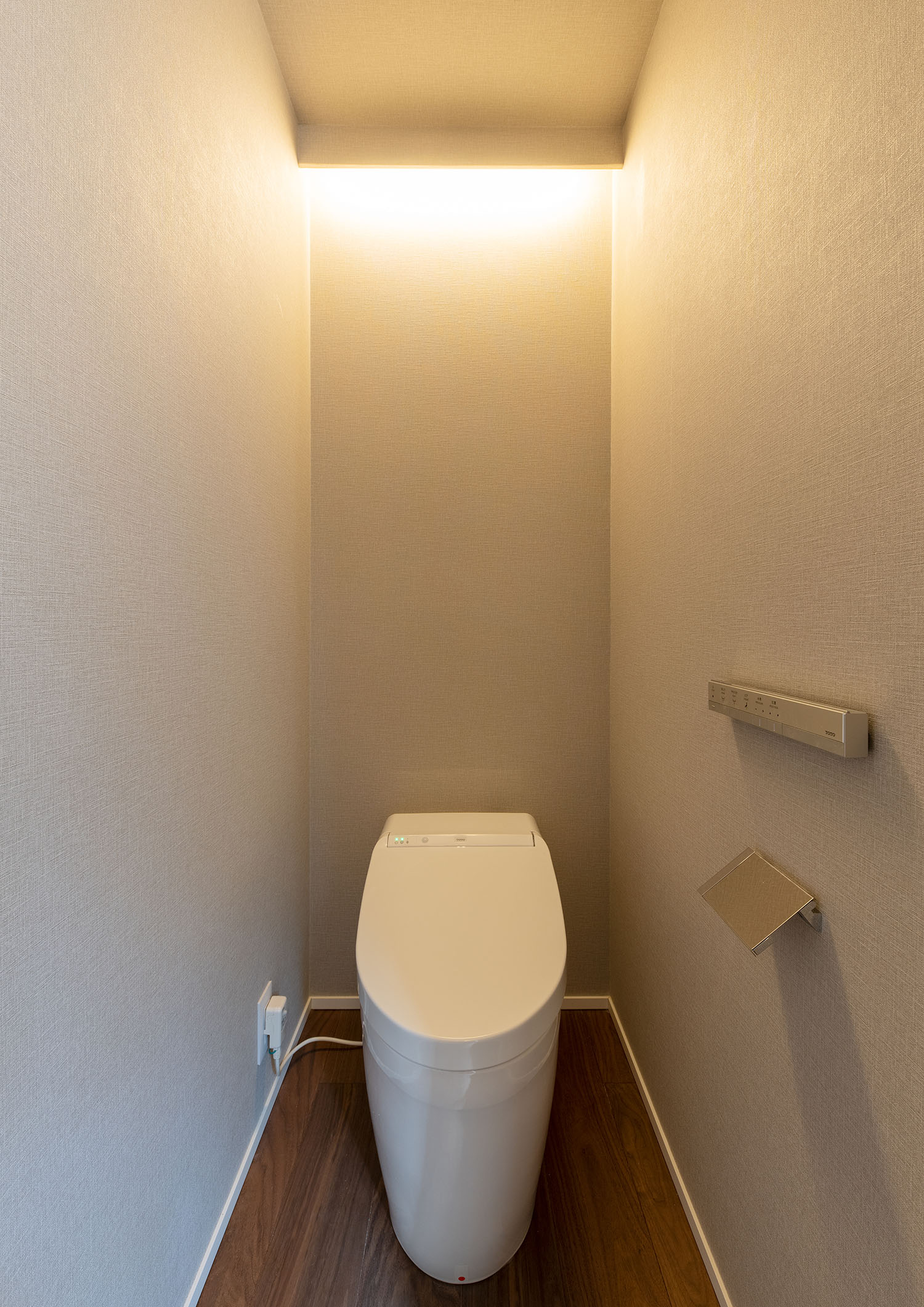 天井に間接照明が埋め込まれた白を基調としたトイレ・賃貸併用住宅 注文住宅・デザイン住宅建築実例_『CASE681  penche'　「パンシェ」の家』_トイレ