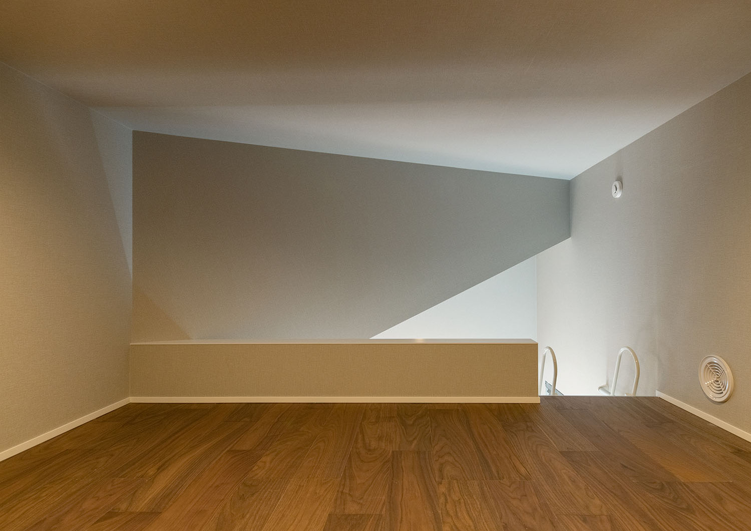 屋根が斜めになっているフローリングのロフト・賃貸併用住宅 注文住宅・デザイン住宅建築実例_『CASE681  penche'　「パンシェ」の家』_ロフト