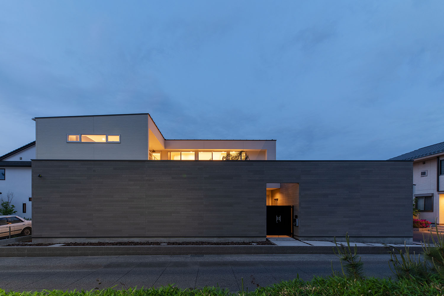 二階の窓から光が漏れるシンプルな外観の住宅・デザイン住宅 注文住宅・デザイン住宅建築実例_『CASE682  Casa de Resort』_外観