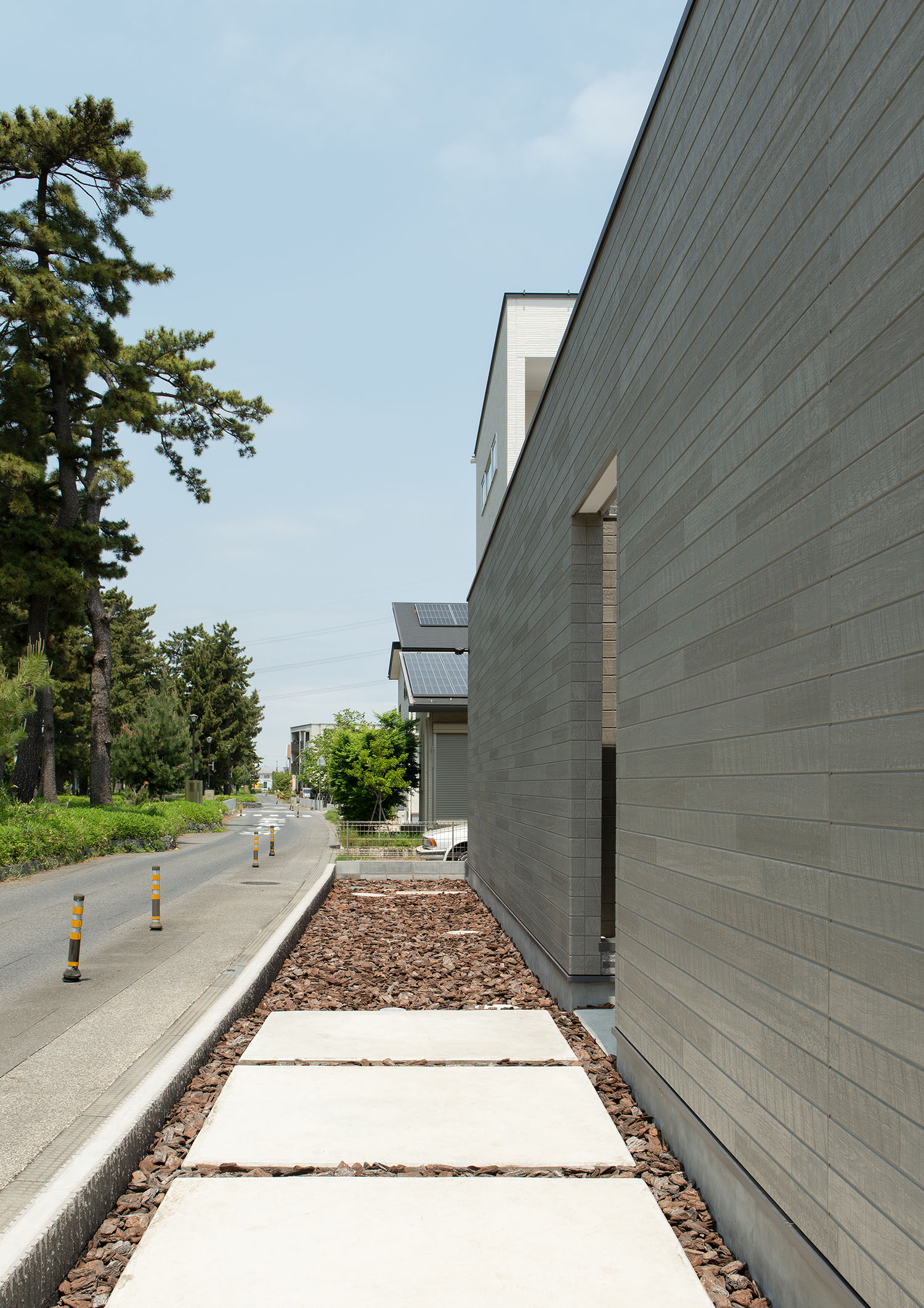 木のチップが敷き詰められたアプローチ・デザイン住宅 注文住宅・デザイン住宅建築実例_『CASE682  Casa de Resort』_外観