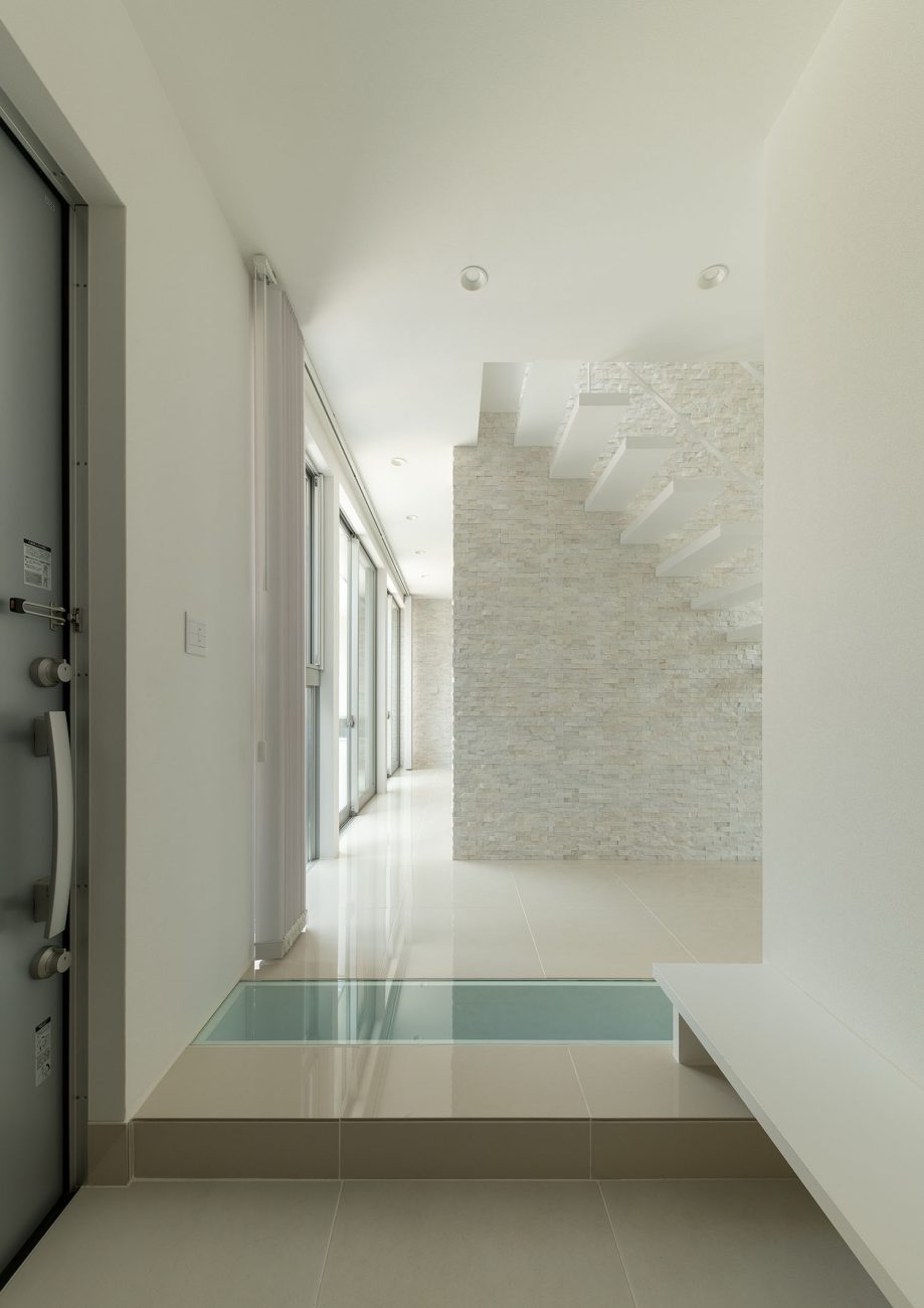 白を基調とした室内の様子が見える玄関・デザイン住宅 注文住宅・デザイン住宅建築実例_『CASE682  Casa de Resort』_玄関