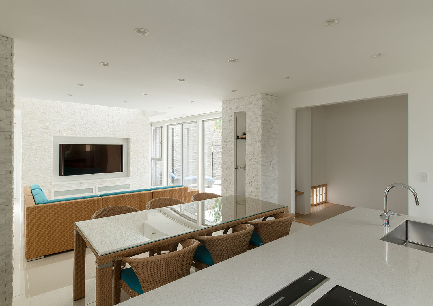 隅に和室を設けた、白を基調としたLDK・デザイン住宅 注文住宅・デザイン住宅建築実例_『CASE682  Casa de Resort』_LDK