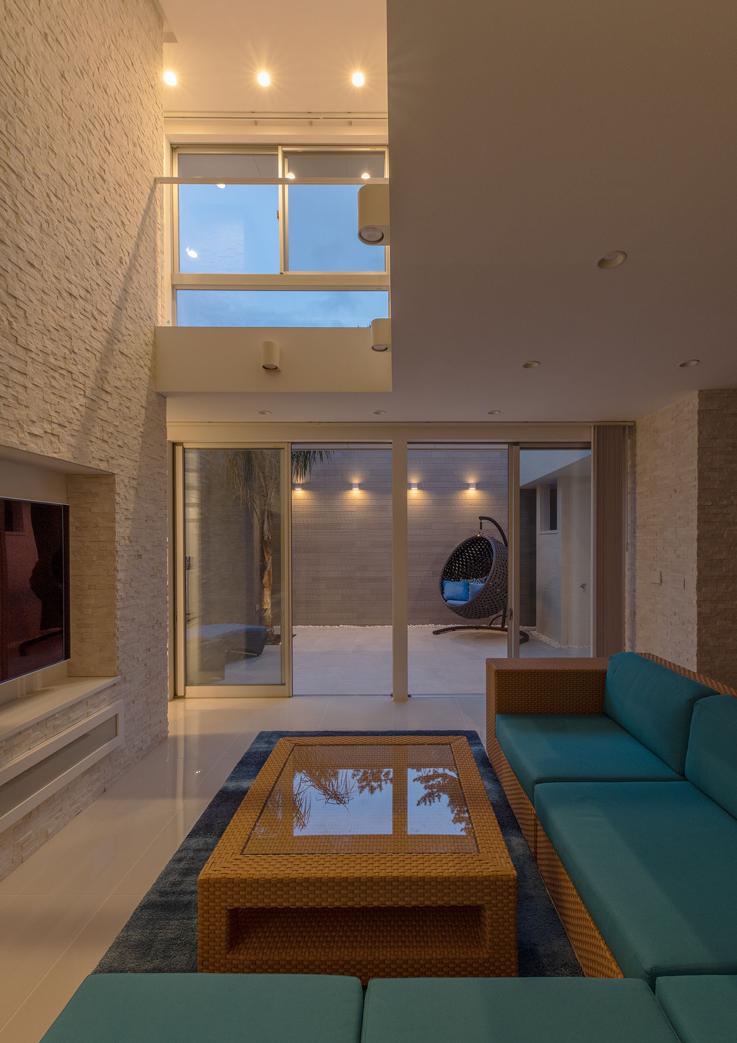 吹き抜けの二階部分や、中庭にも照明が取り付けられていることが分かる様子・デザイン住宅 注文住宅・デザイン住宅建築実例_『CASE682  Casa de Resort』_LDK