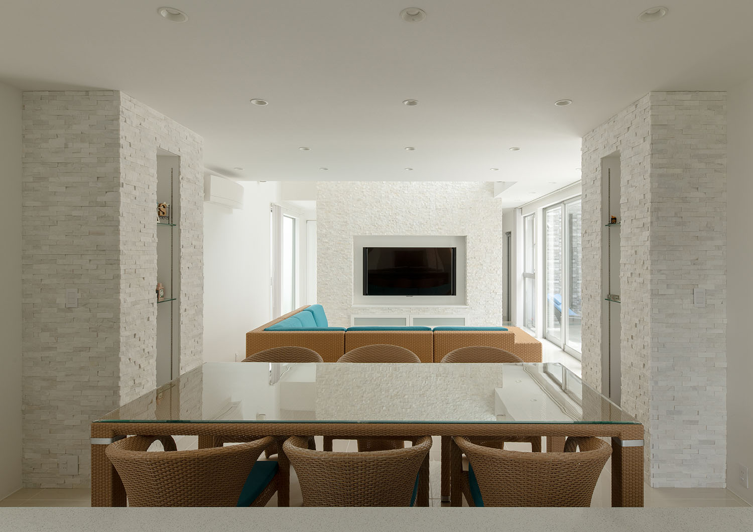 六人掛けのダイニングテーブル越しにリビング見える様子・デザイン住宅 注文住宅・デザイン住宅建築実例_『CASE682  Casa de Resort』_LDK