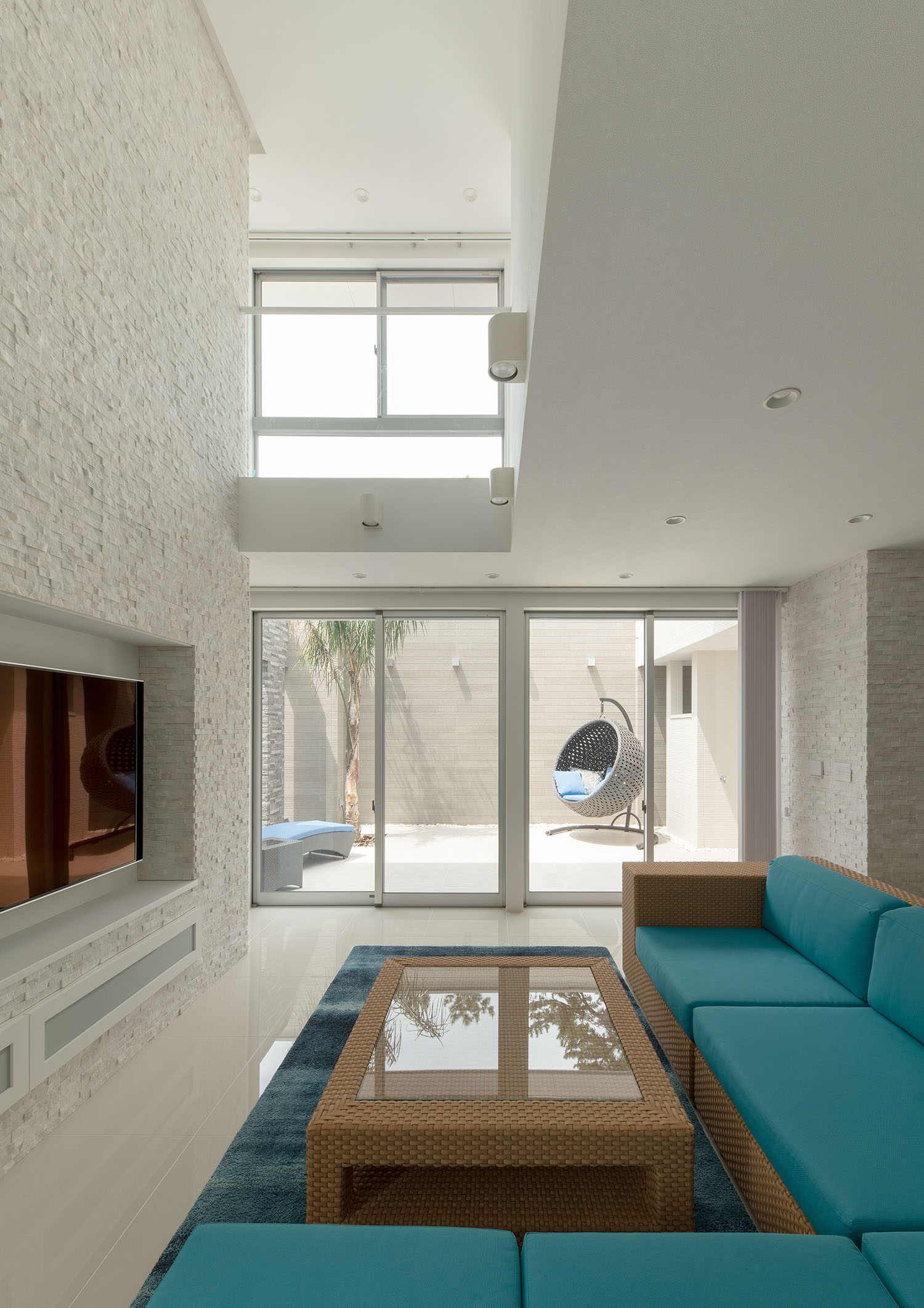 吹き抜けがあり、中庭とフラットに繋がるLDK・デザイン住宅 注文住宅・デザイン住宅建築実例_『CASE682  Casa de Resort』_LDK