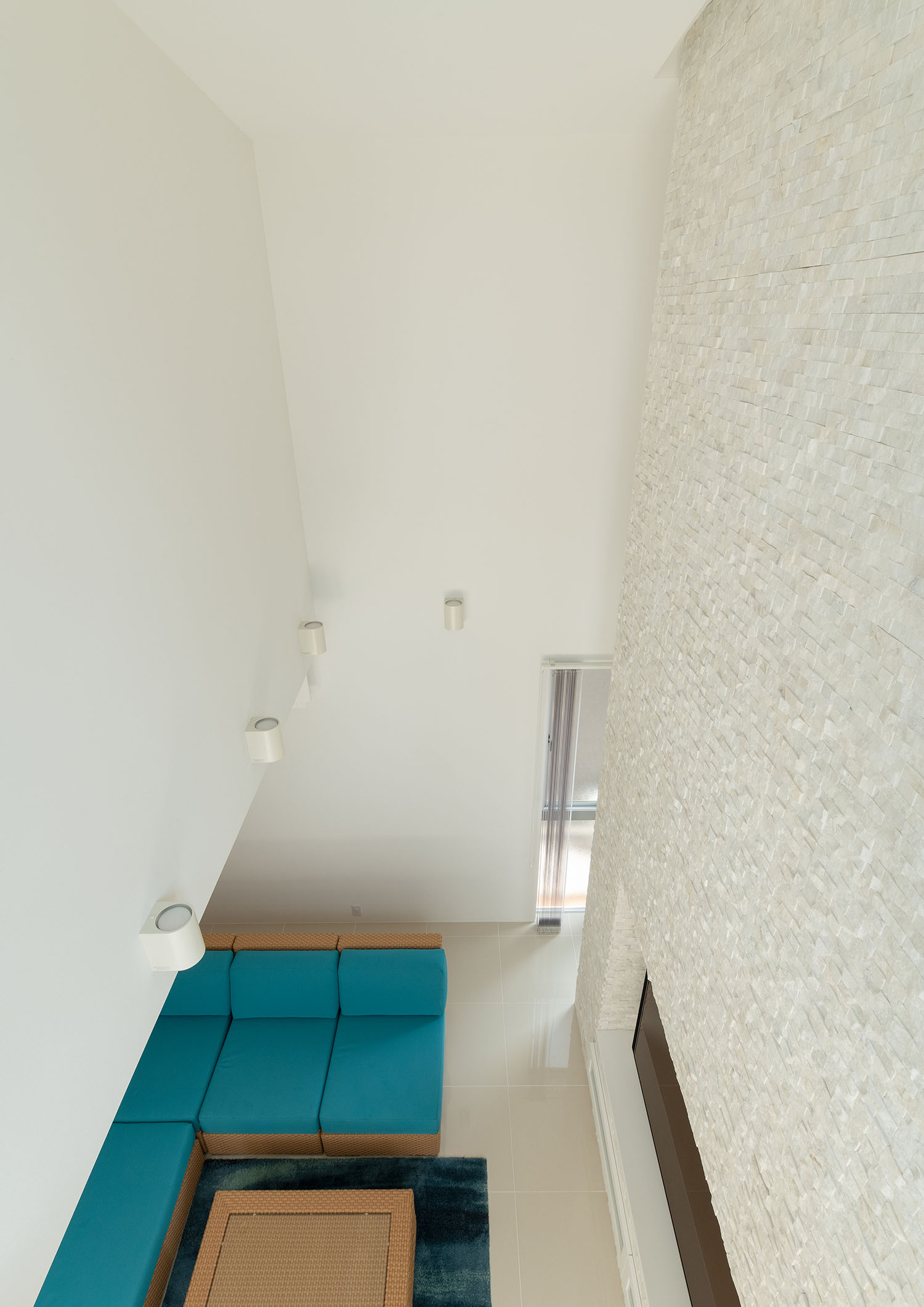 吹き抜けの二階部分から一階のLDKを見た様子・デザイン住宅 注文住宅・デザイン住宅建築実例_『CASE682  Casa de Resort』_LDK