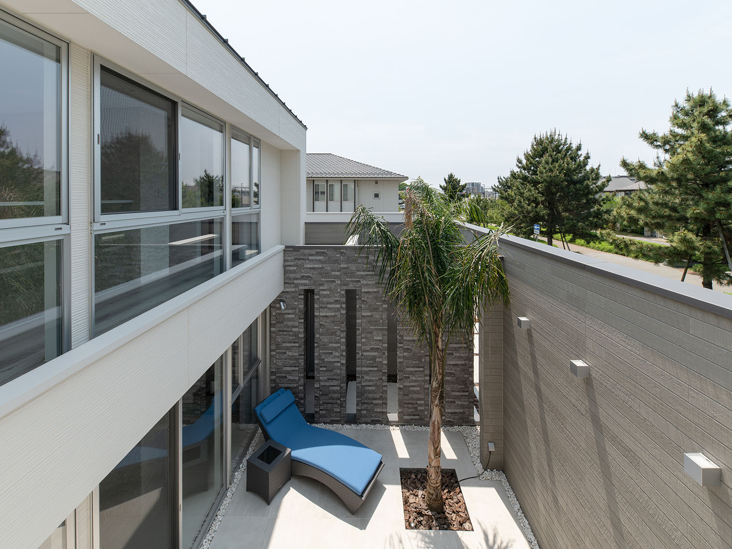 二階の窓から中庭を見下ろした様子・デザイン住宅 注文住宅・デザイン住宅建築実例_『CASE682  Casa de Resort』_中庭