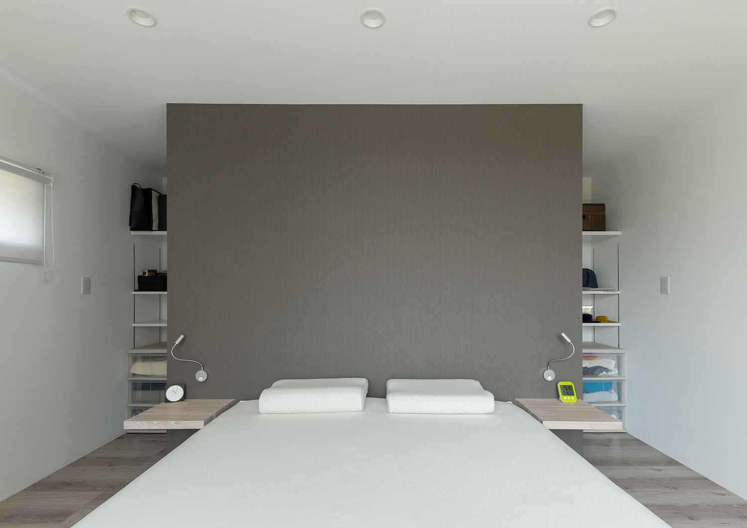 ヘッドボードが可動棚を隠す形になっている布団が敷かれた寝室・デザイン住宅 注文住宅・デザイン住宅建築実例_『CASE682  Casa de Resort』_寝室