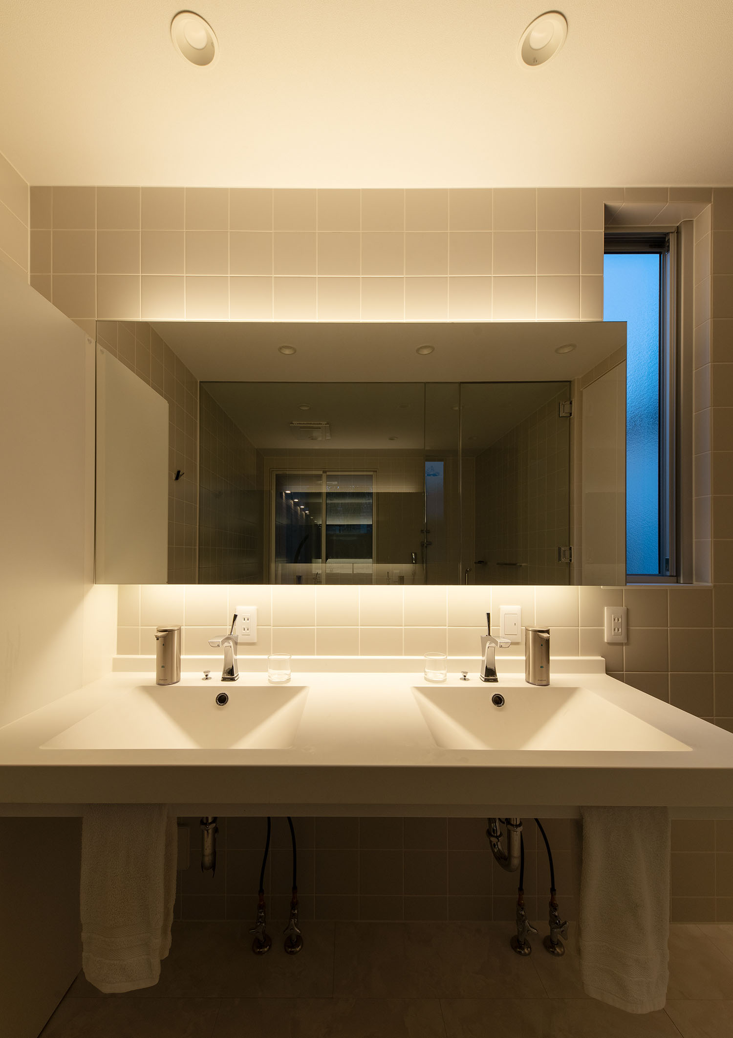 鏡の裏に間接照明を取り付けた、２ボウルの洗面所・デザイン住宅 注文住宅・デザイン住宅建築実例_『CASE682  Casa de Resort』_浴室・洗面所