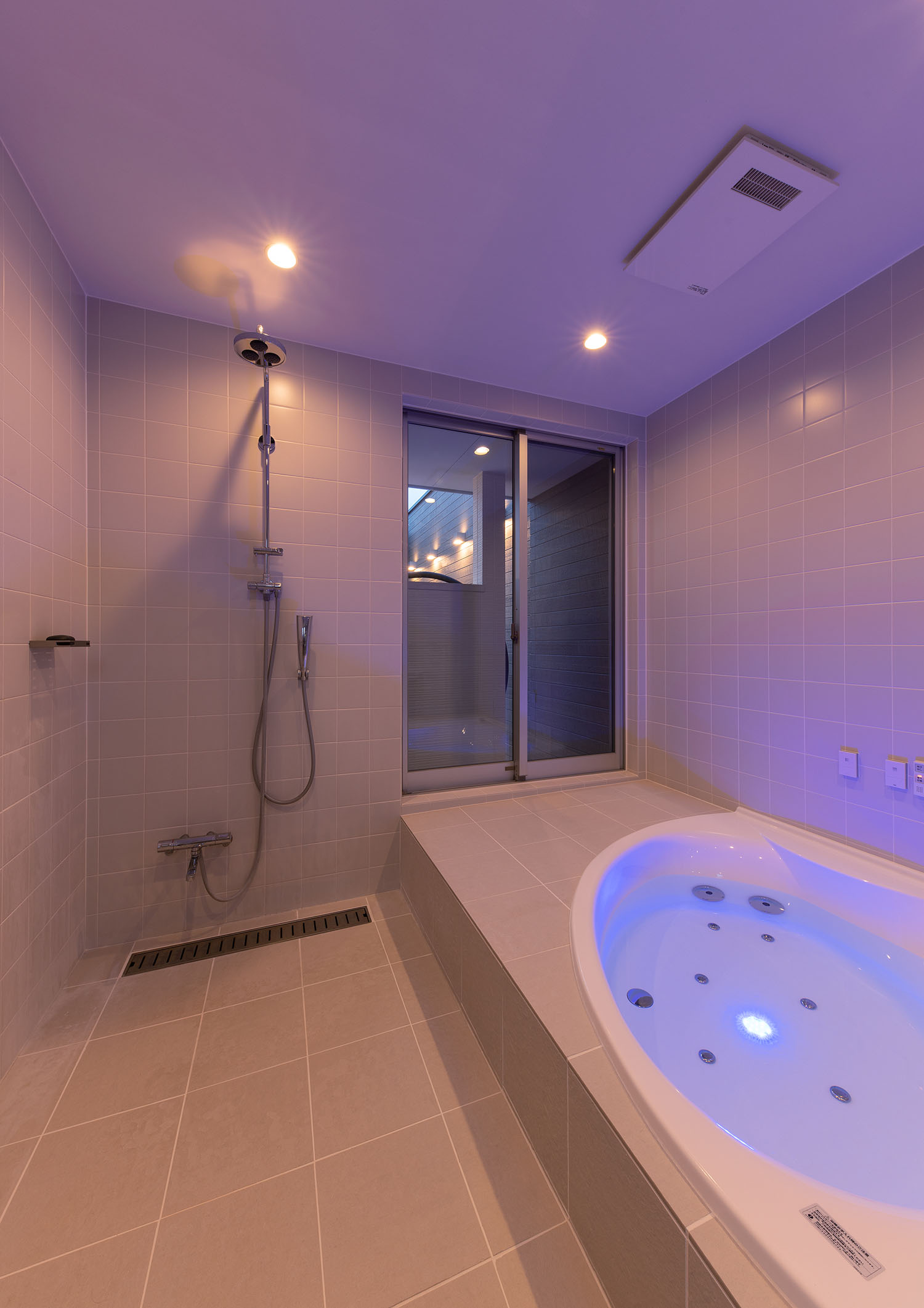 紫の照明が取り付けられた浴室・デザイン住宅 注文住宅・デザイン住宅建築実例_『CASE682  Casa de Resort』_浴室・洗面所
