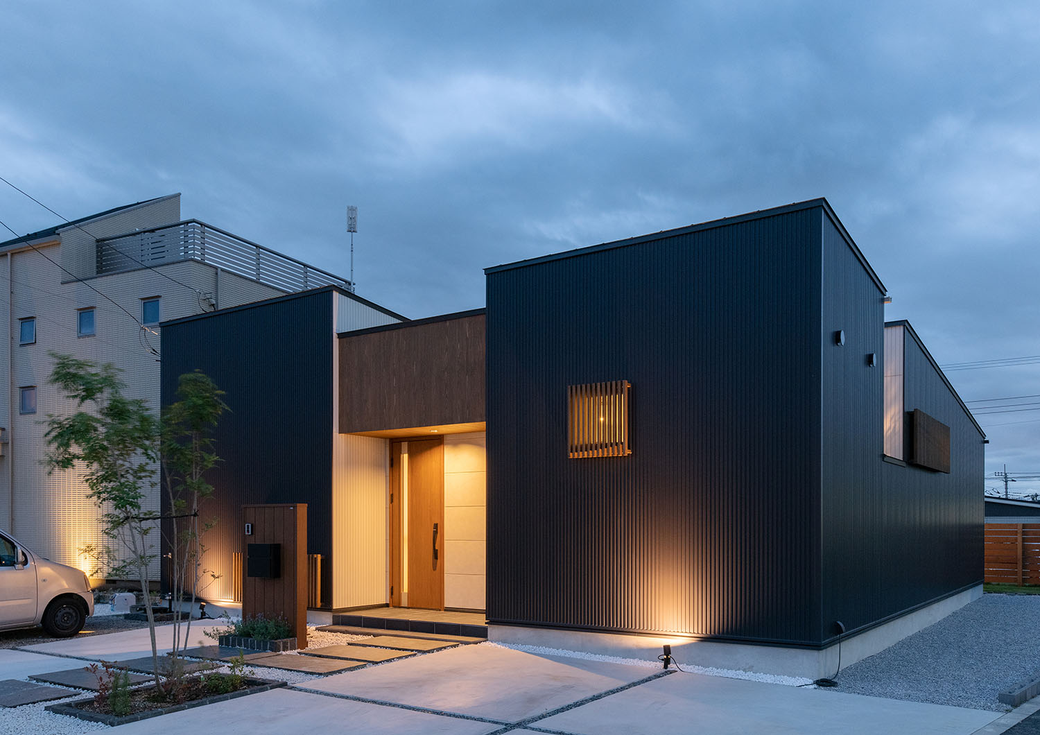 屋外照明によって照らされるキューブ状の外観を斜めから見た様子・デザイン住宅 注文住宅・デザイン住宅建築実例_『CASE683  丘の上のハウス』_外観