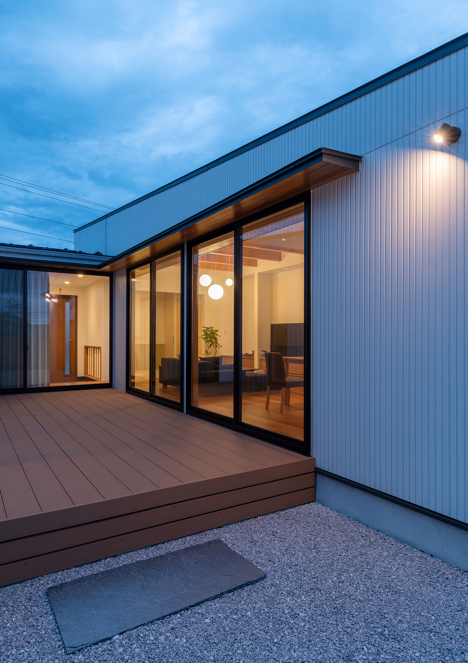 ウッドデッキの中庭がLDKに面している様子・デザイン住宅 注文住宅・デザイン住宅建築実例_『CASE683  丘の上のハウス』_外観