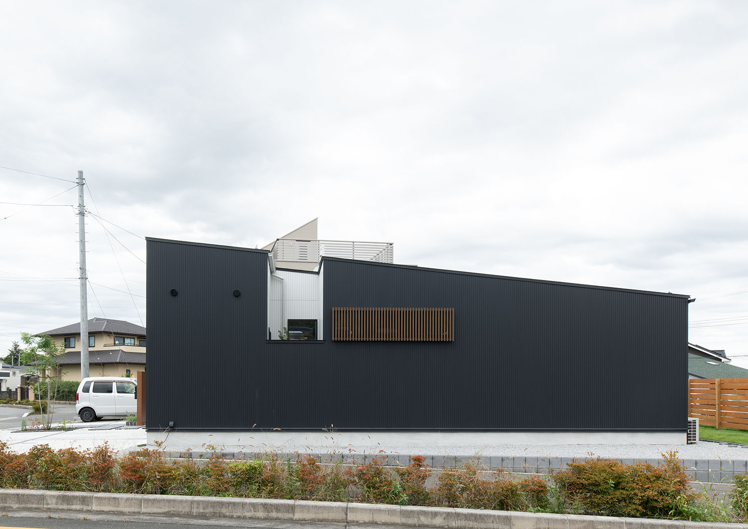 屋根が斜めになっており、一部が切り取られたようになっている外観の住宅・デザイン住宅 注文住宅・デザイン住宅建築実例_『CASE683  丘の上のハウス』_外観