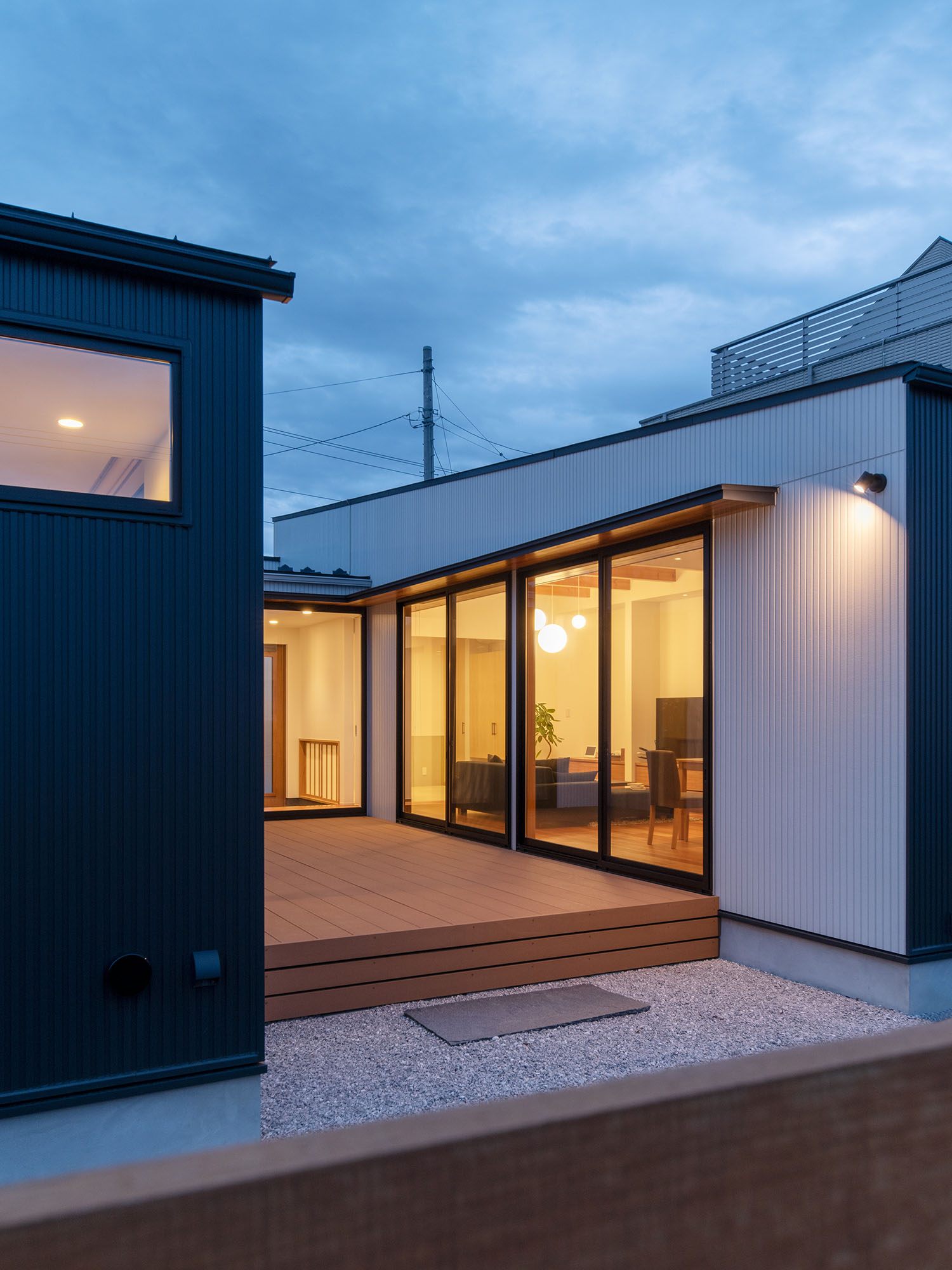 コの字型で室内と繋がるウッドデッキの中庭・デザイン住宅 注文住宅・デザイン住宅建築実例_『CASE683  丘の上のハウス』_外観