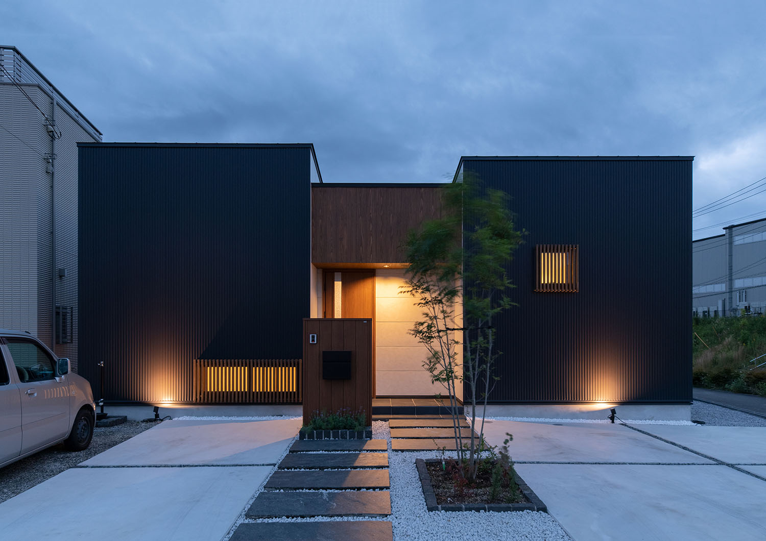 屋外照明によって照らされるスクエアな外観の住宅・デザイン住宅 注文住宅・デザイン住宅建築実例_『CASE683  丘の上のハウス』_外観