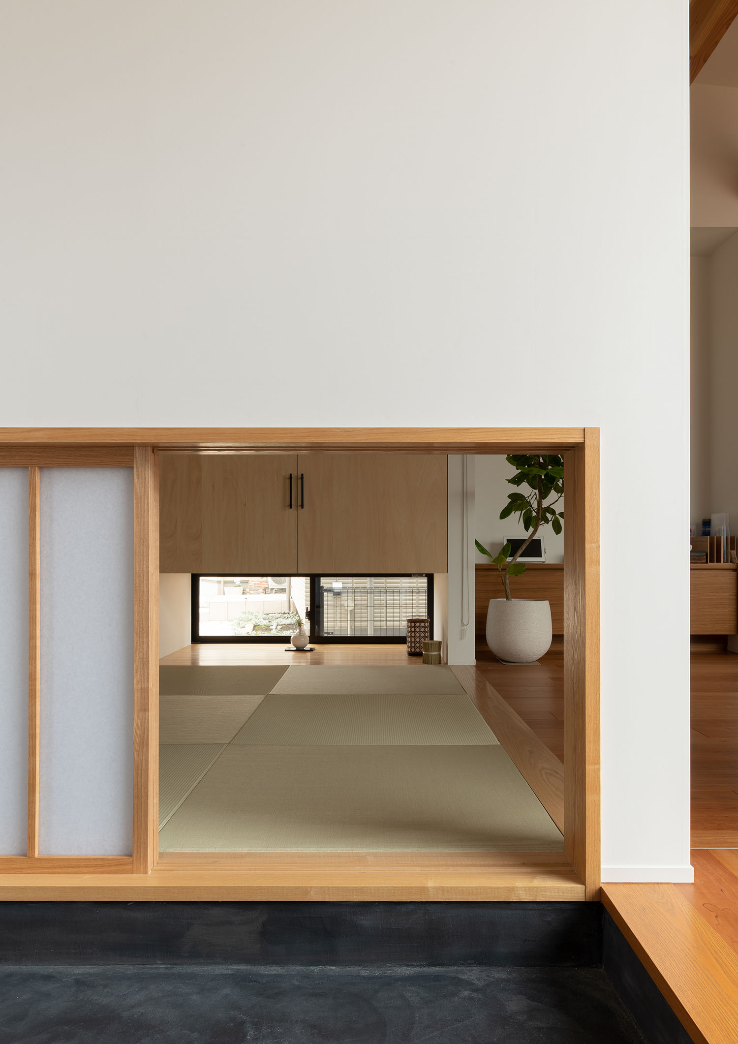 玄関の足元に設けられた障子を越しに見える和室・デザイン住宅 注文住宅・デザイン住宅建築実例_『CASE683  丘の上のハウス』_玄関