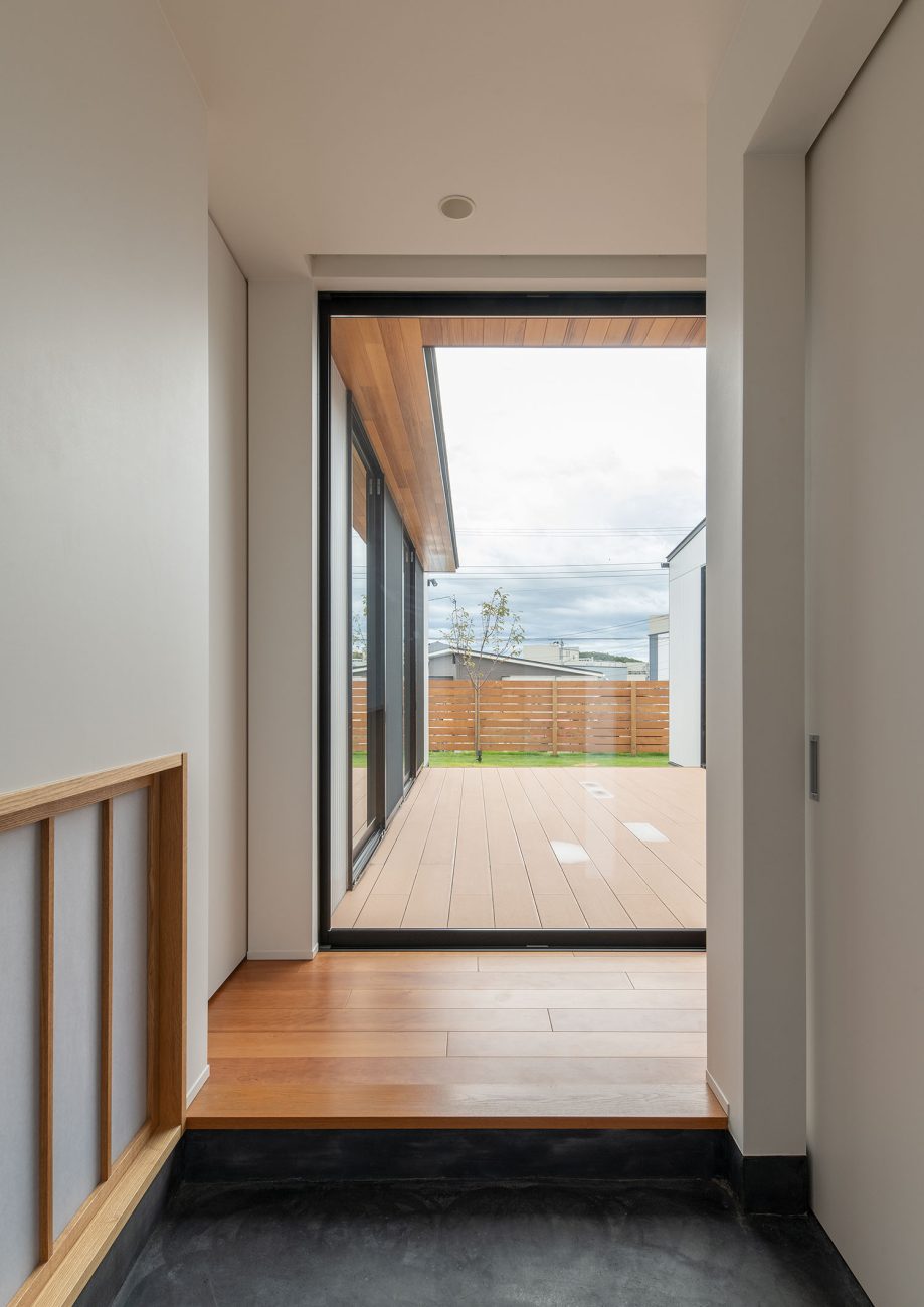 正面に中庭が見える玄関・デザイン住宅 注文住宅・デザイン住宅建築実例_『CASE683  丘の上のハウス』_玄関