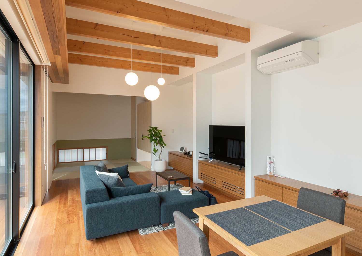 一角に和室を設けているLDK・デザイン住宅 注文住宅・デザイン住宅建築実例_『CASE683  丘の上のハウス』_LDK