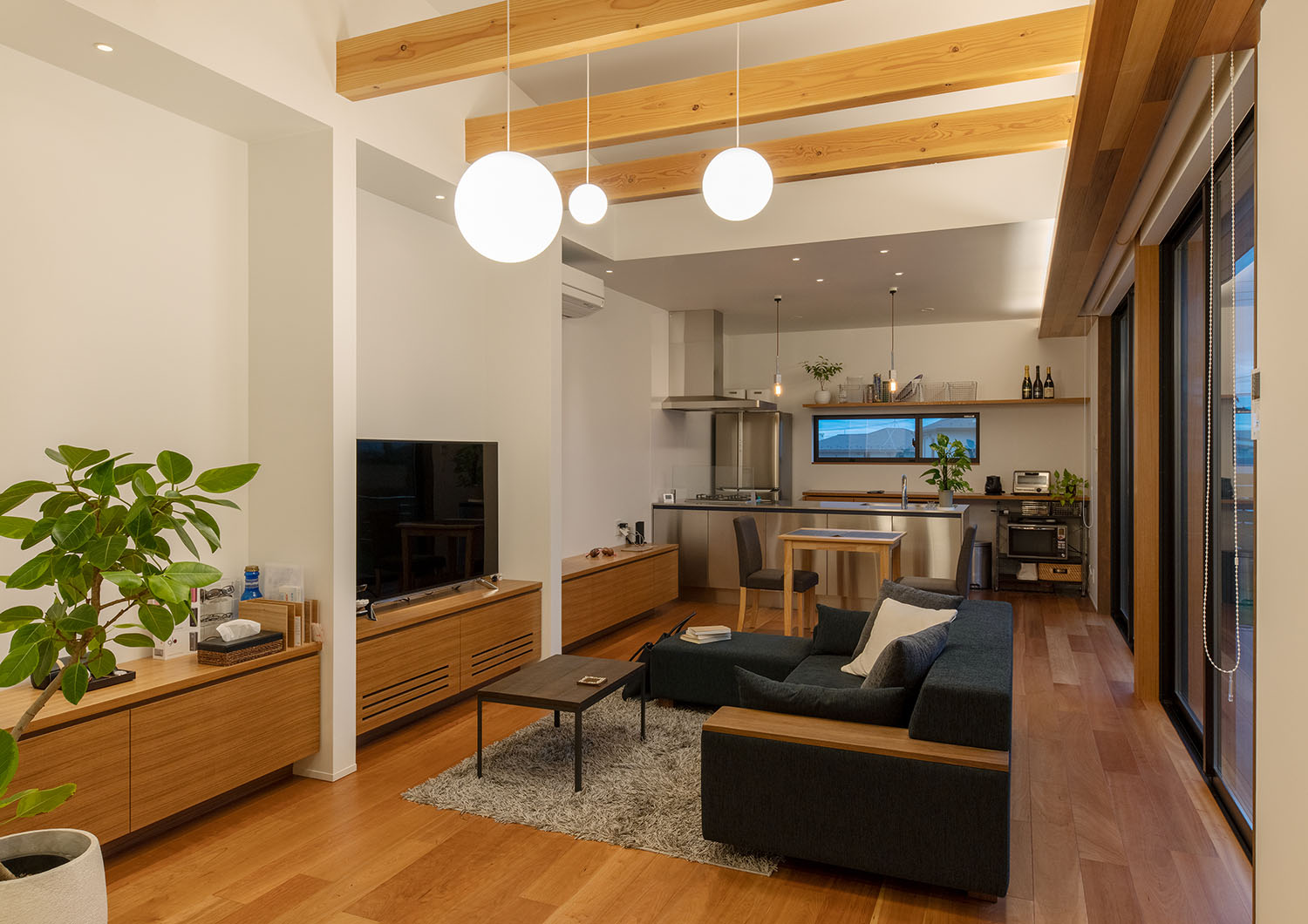 三つの丸いペンダントライトが天井から吊り下げられている様子・デザイン住宅 注文住宅・デザイン住宅建築実例_『CASE683  丘の上のハウス』_LDK