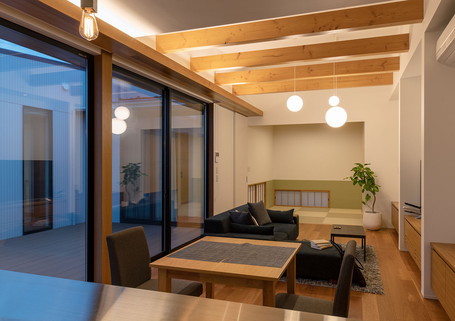 窓際の天井に間接照明が埋め込まれたLDK・デザイン住宅 注文住宅・デザイン住宅建築実例_『CASE683  丘の上のハウス』_LDK